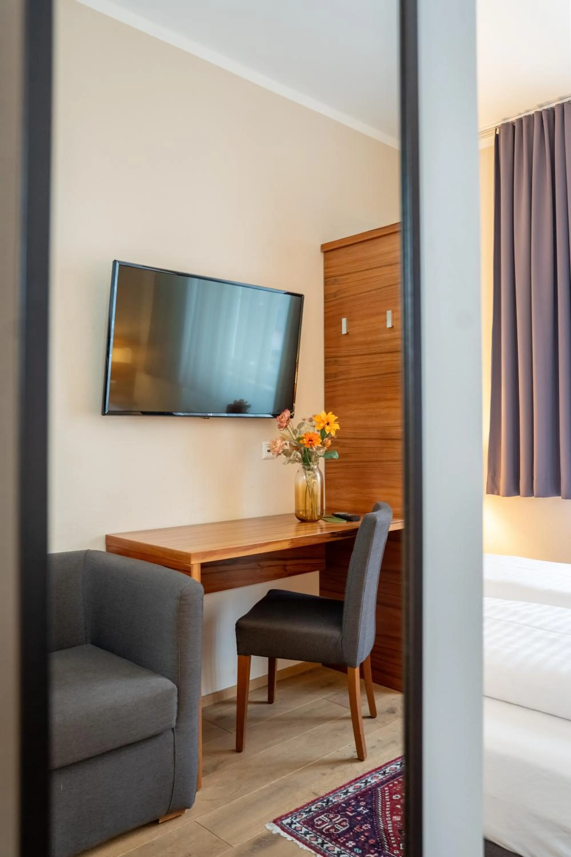 Photo of the whole room, Bed in Das Jedermann Boutiquehotel mit Stadtgarten