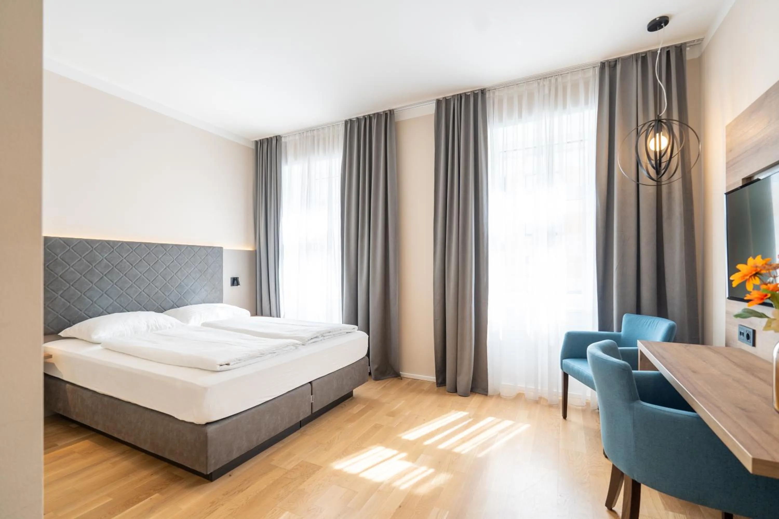 Bed in Das Jedermann Boutiquehotel mit Stadtgarten