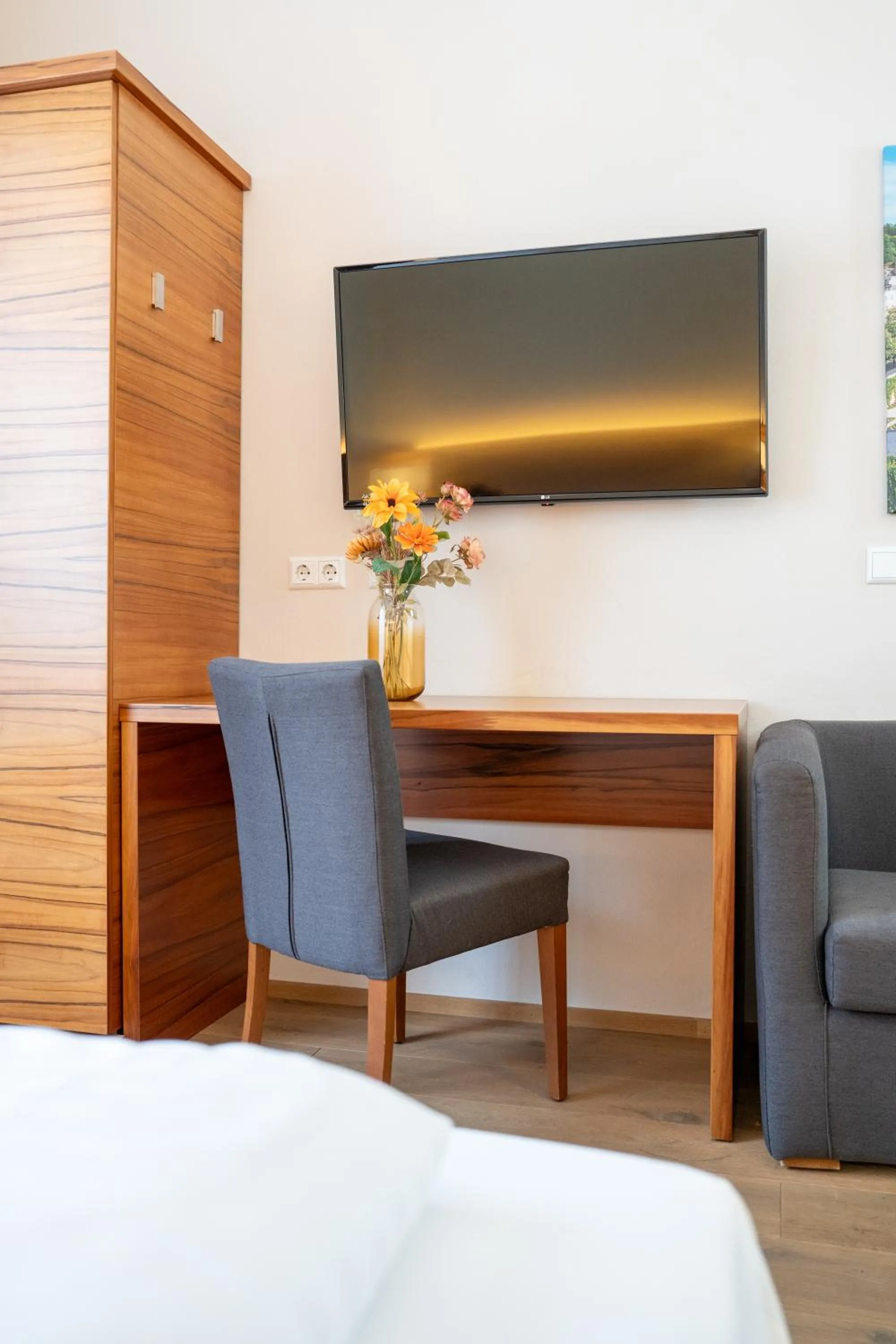 Photo of the whole room, Bed in Das Jedermann Boutiquehotel mit Stadtgarten