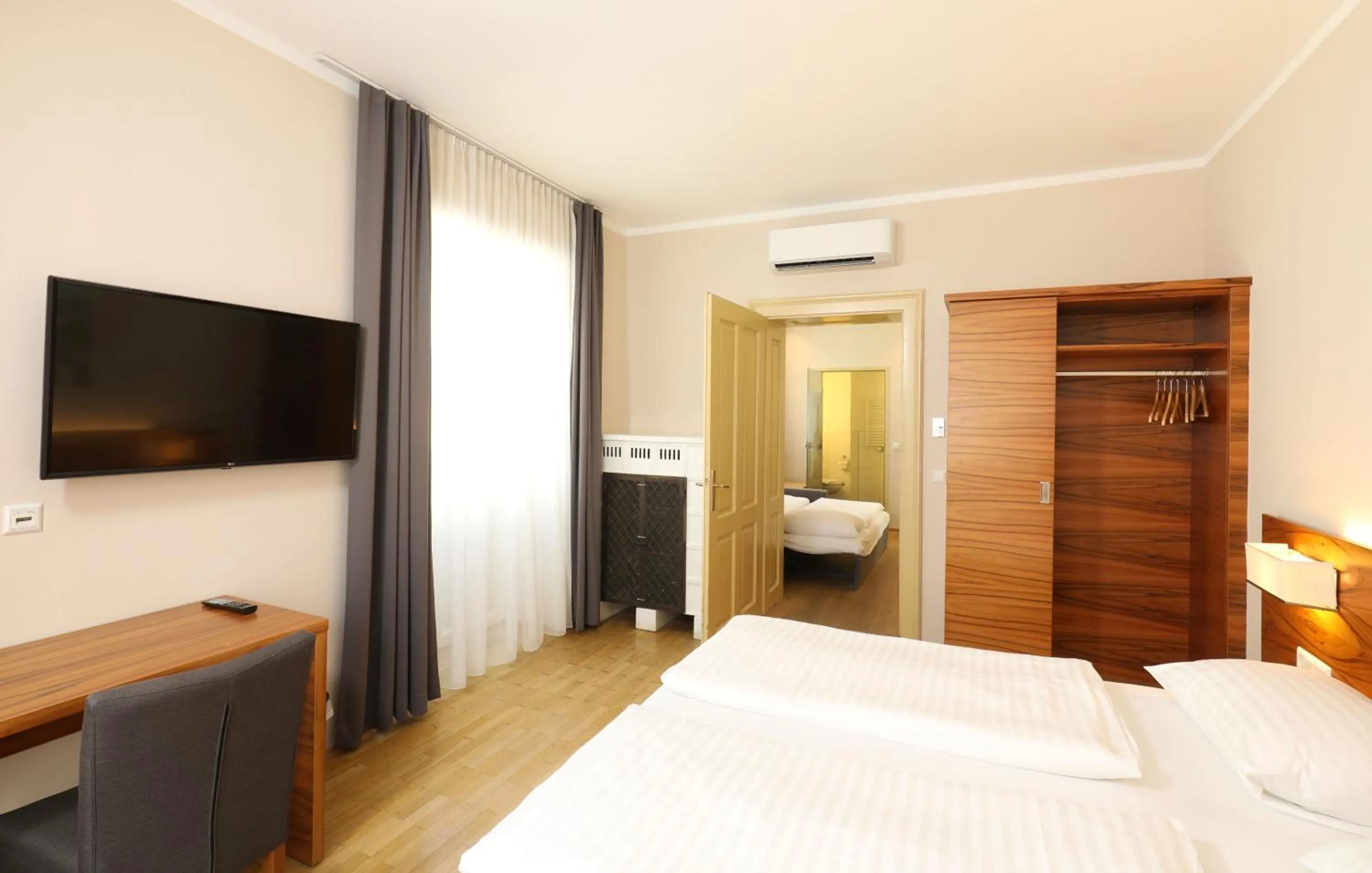 Photo of the whole room, Bed in Das Jedermann Boutiquehotel mit Stadtgarten