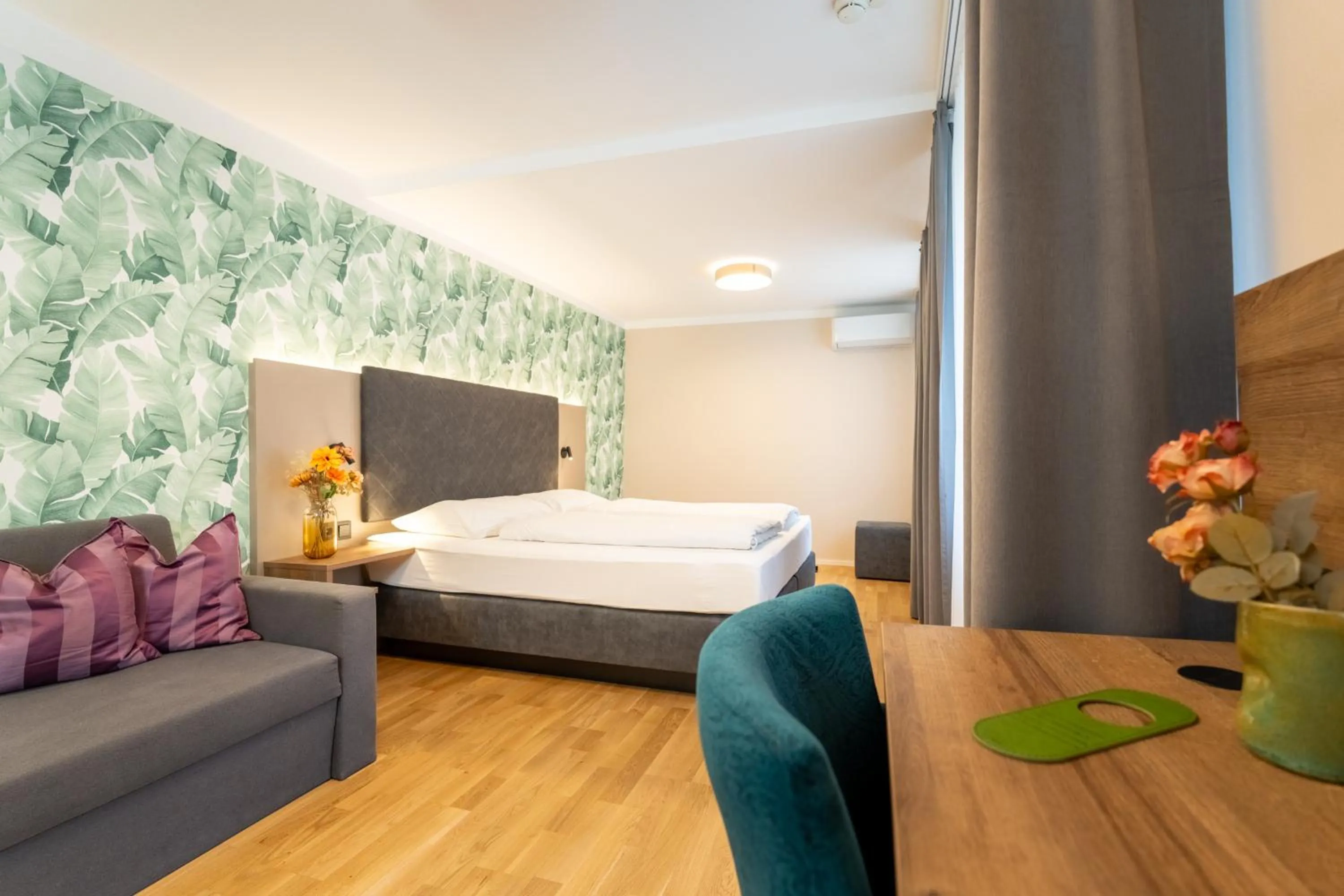 Photo of the whole room, Bed in Das Jedermann Boutiquehotel mit Stadtgarten