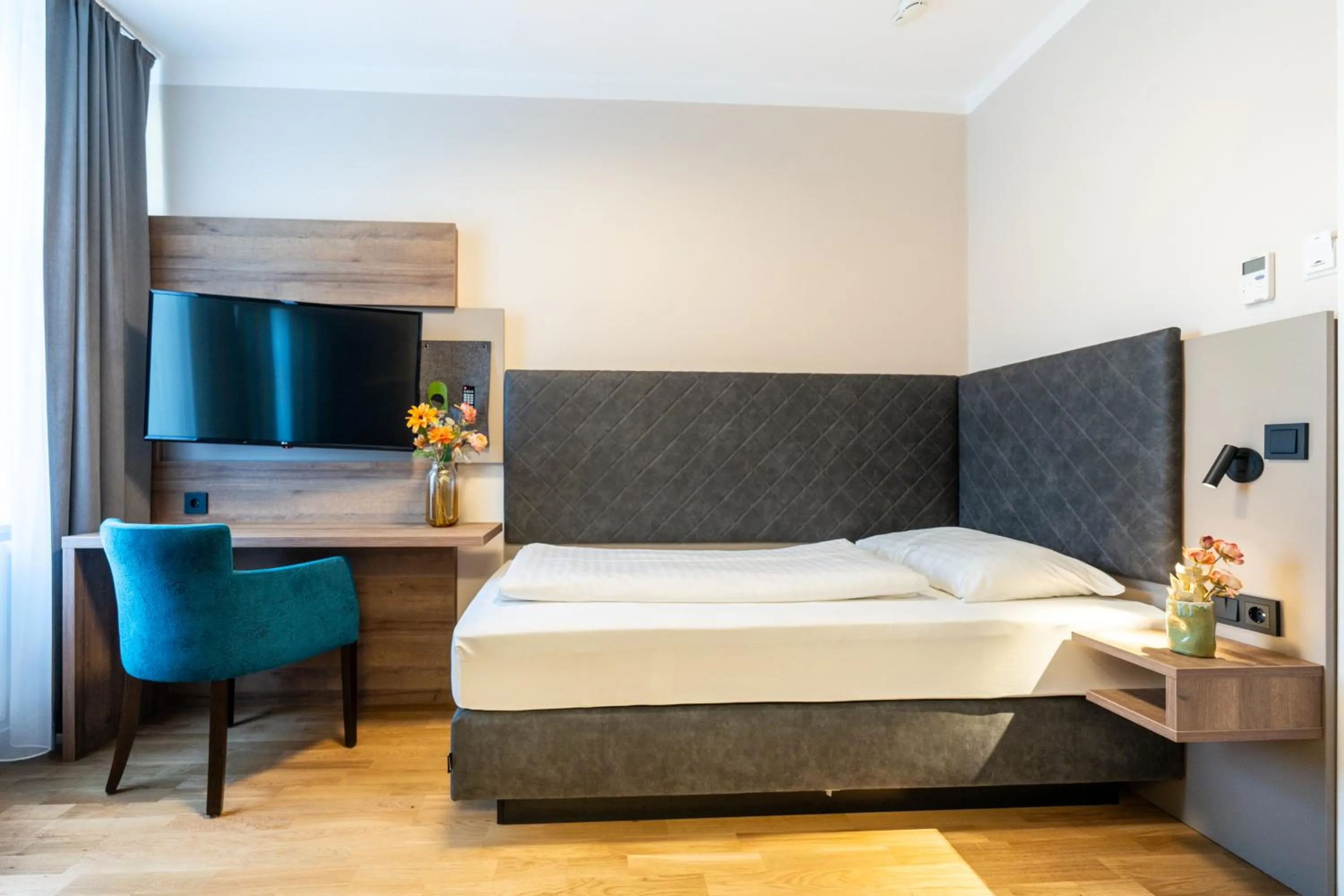 Photo of the whole room, Bed in Das Jedermann Boutiquehotel mit Stadtgarten