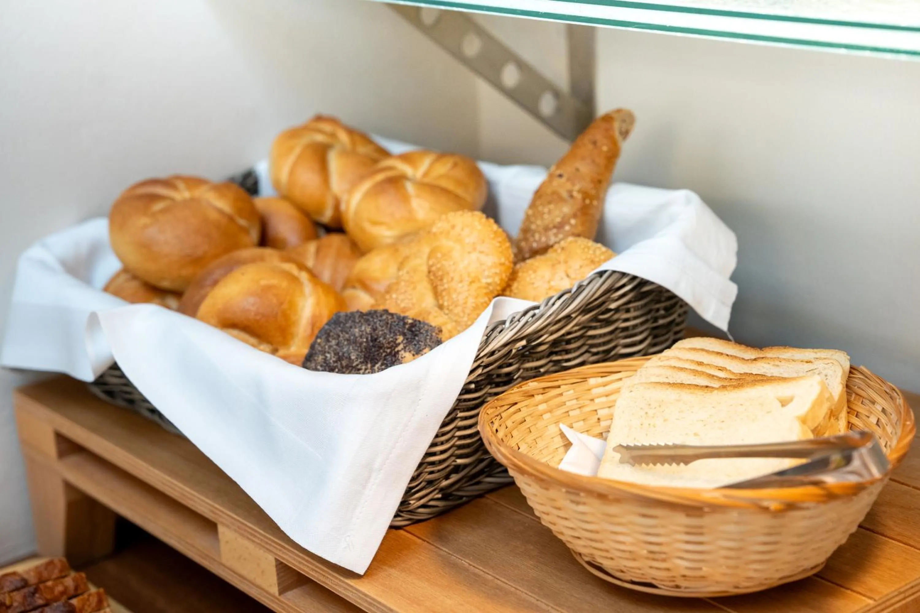 Buffet breakfast in Das Jedermann Boutiquehotel mit Stadtgarten