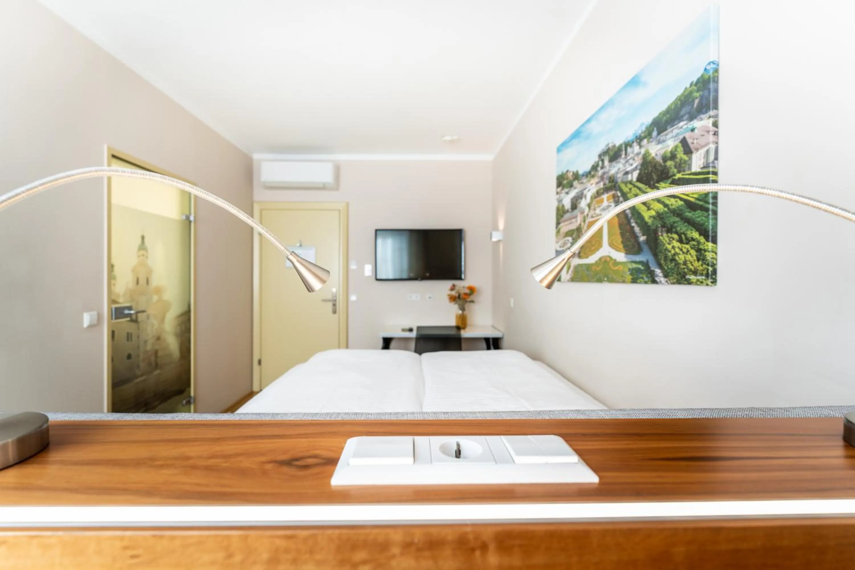 Photo of the whole room, Bed in Das Jedermann Boutiquehotel mit Stadtgarten