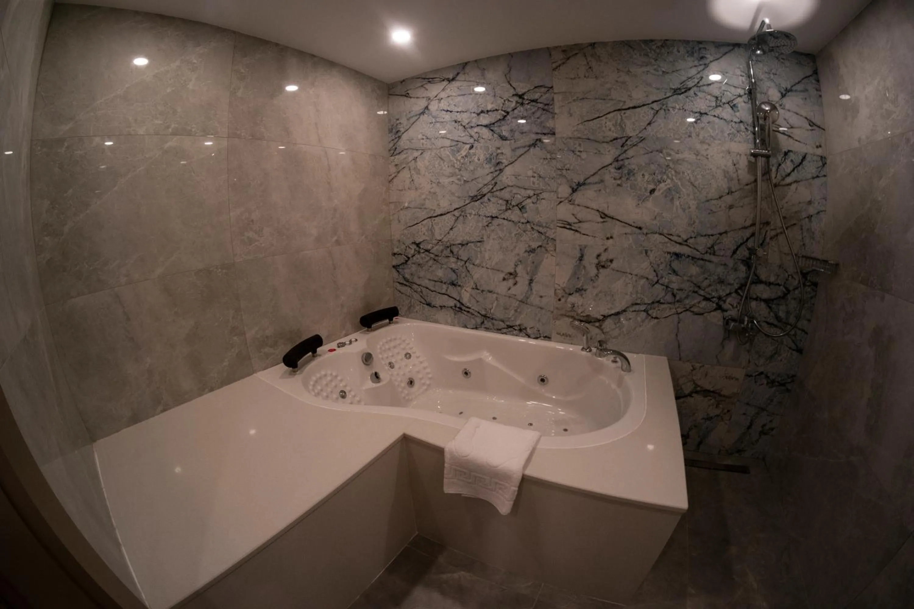 Hot Tub in Nevi Hotel & Suites Istanbul Taksim