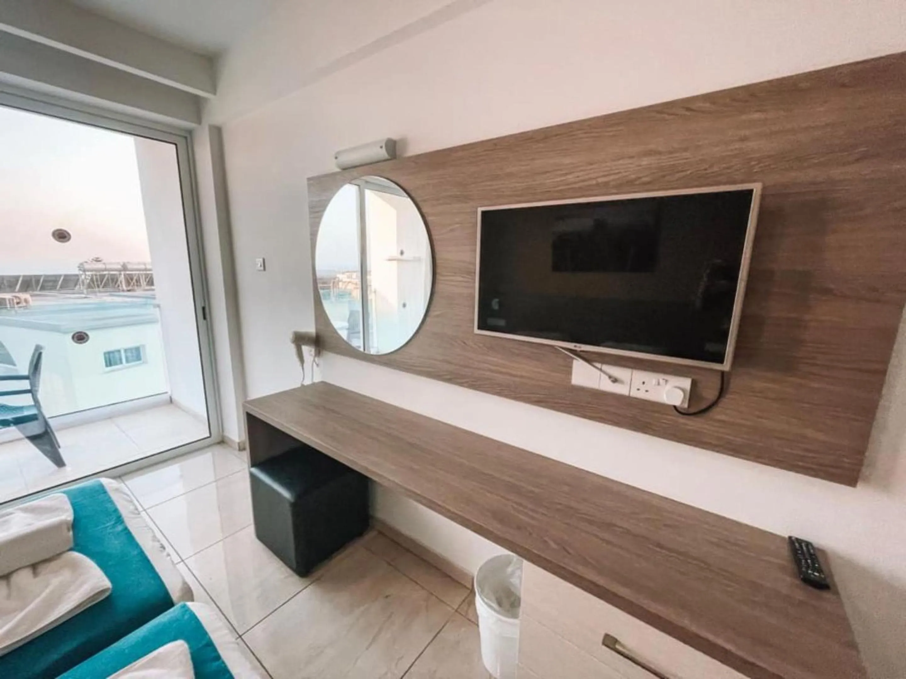 TV and multimedia in Sunny Blue Hotel