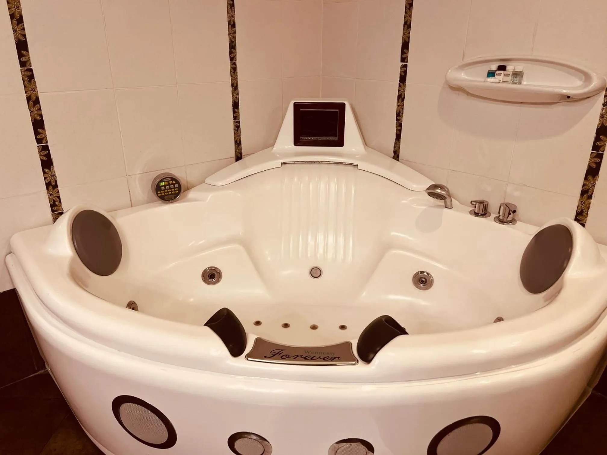 Hot Tub in Inter Luxury Hotel