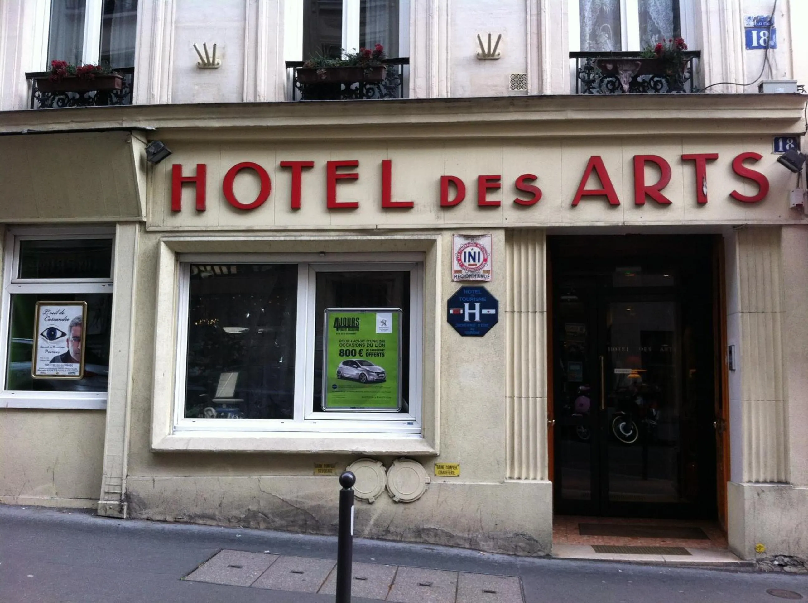 Facade/entrance in Hotel Des Arts