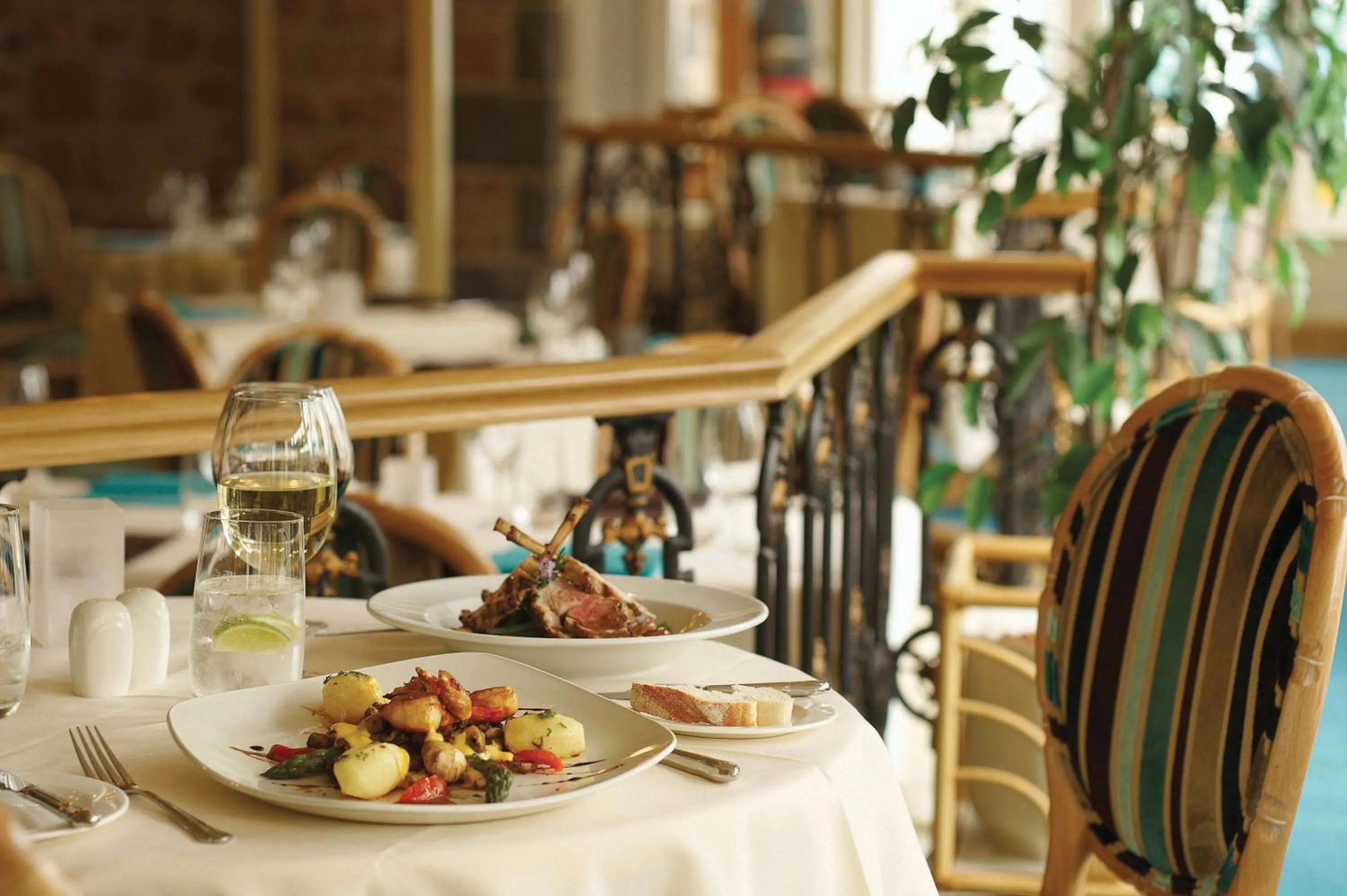 Restaurant/places to eat in Best Western Moores Central Hotel