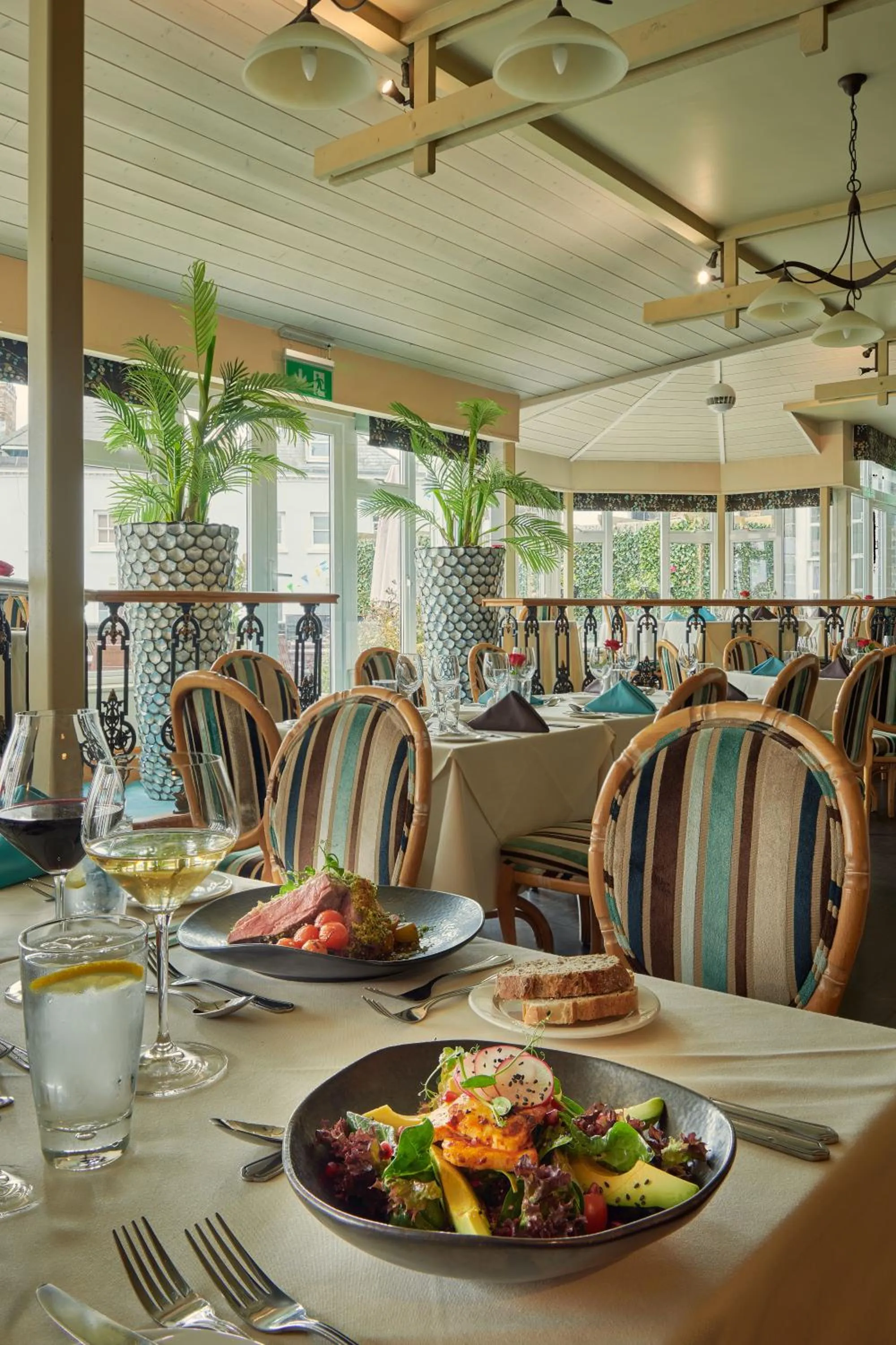 Restaurant/places to eat in Best Western Moores Central Hotel