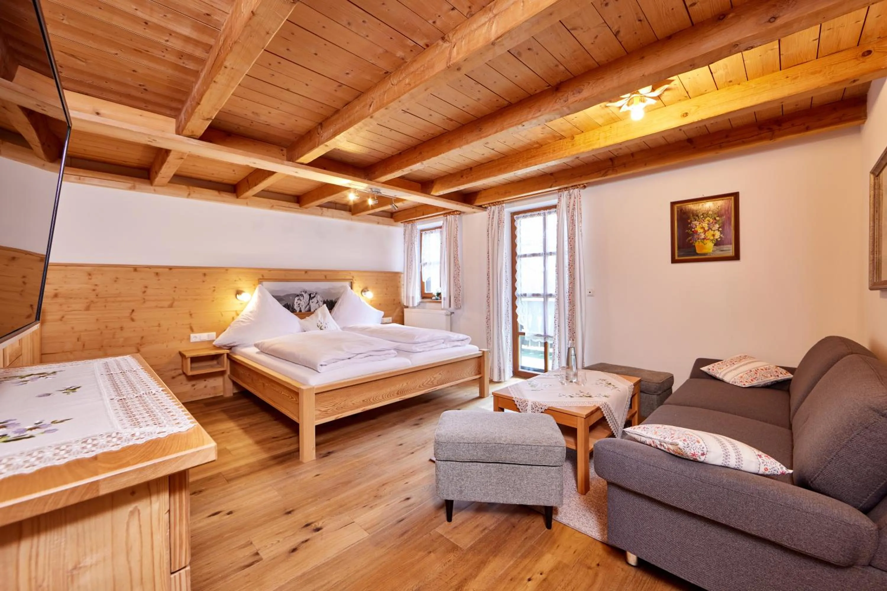 Bed in Appartements Gasthof Schleifmühle Unterammergau