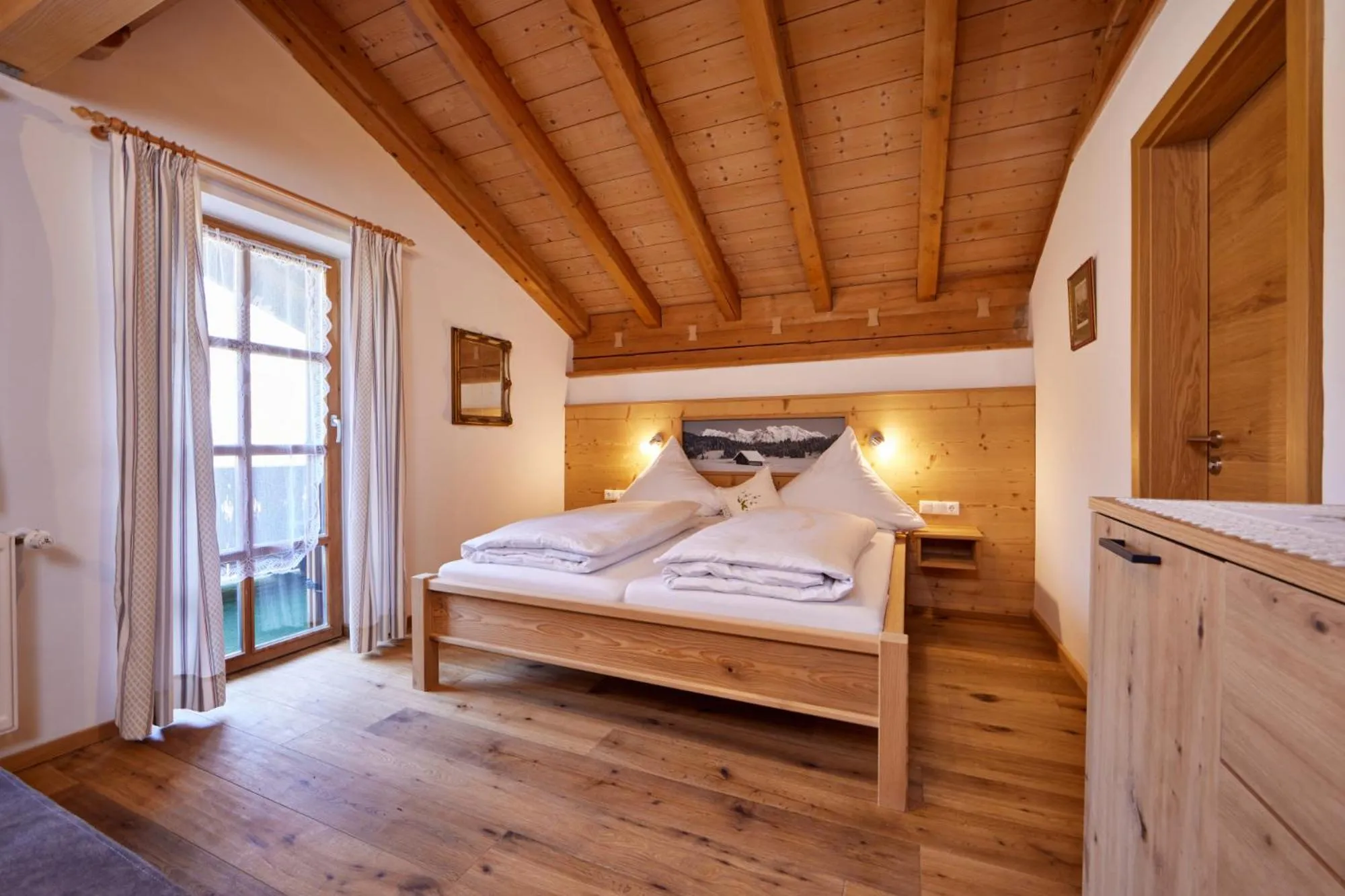 Bed in Appartements Gasthof Schleifmühle Unterammergau
