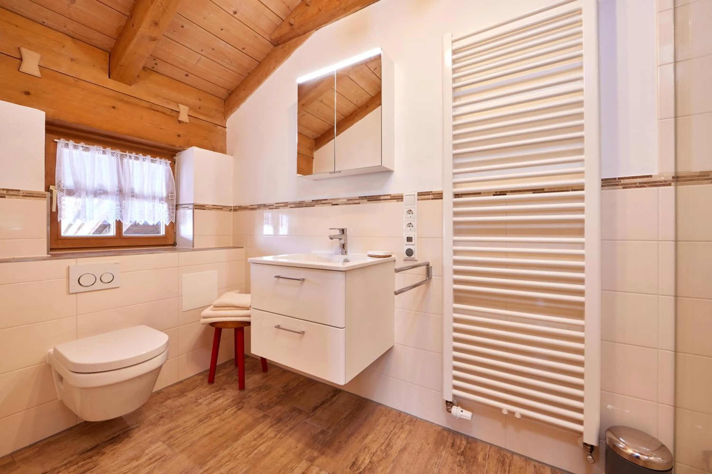 Toilet in Appartements Gasthof Schleifmühle Unterammergau