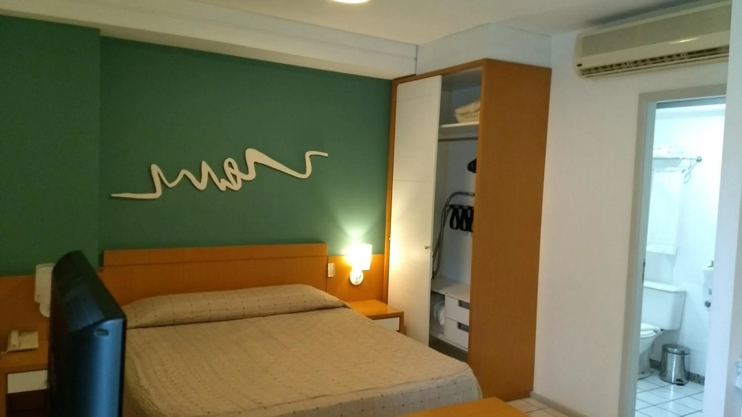 Bed in Bristol Praia do Canto Apart Hotel