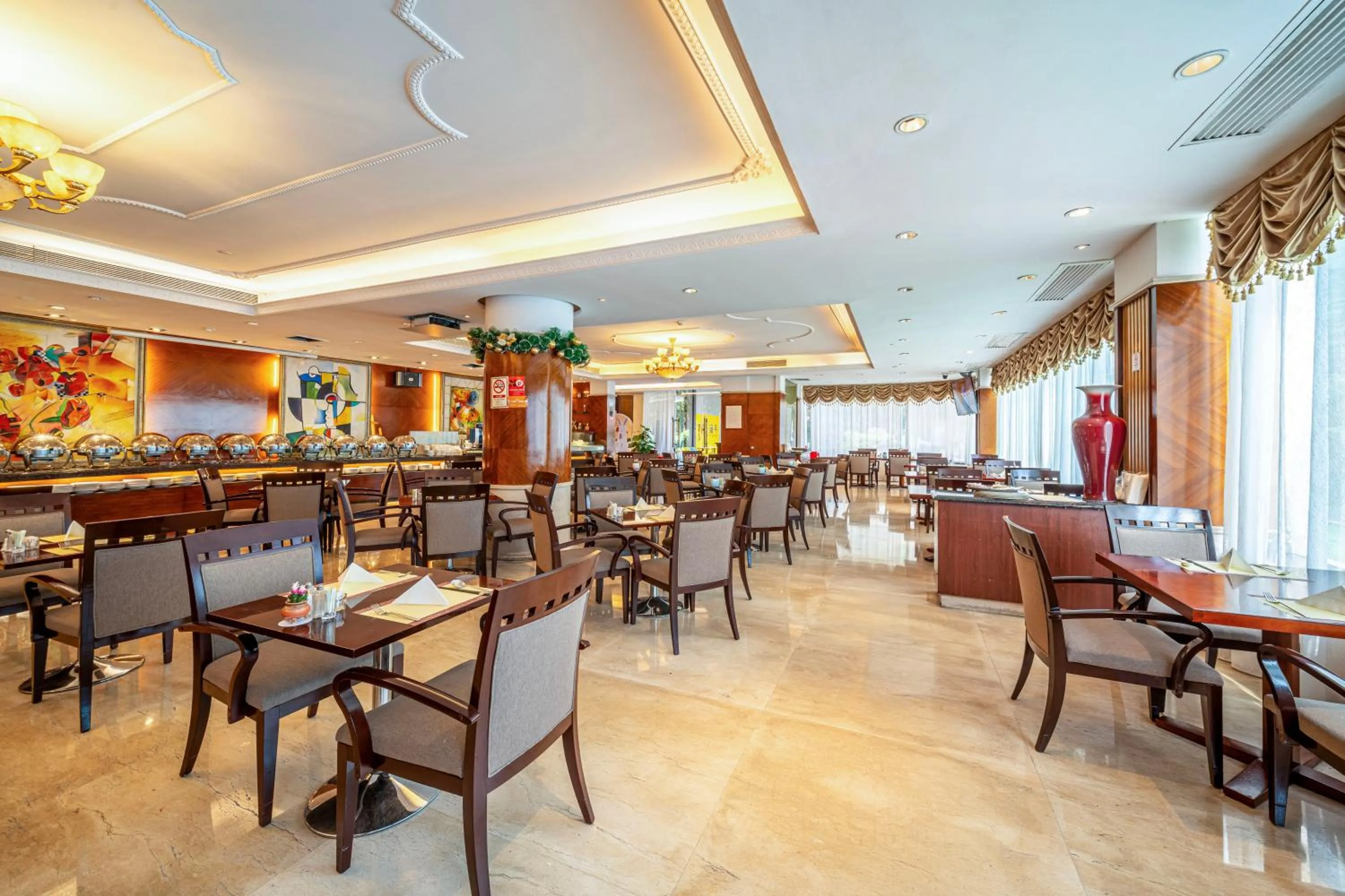 Restaurant/places to eat in Grand International Hotel