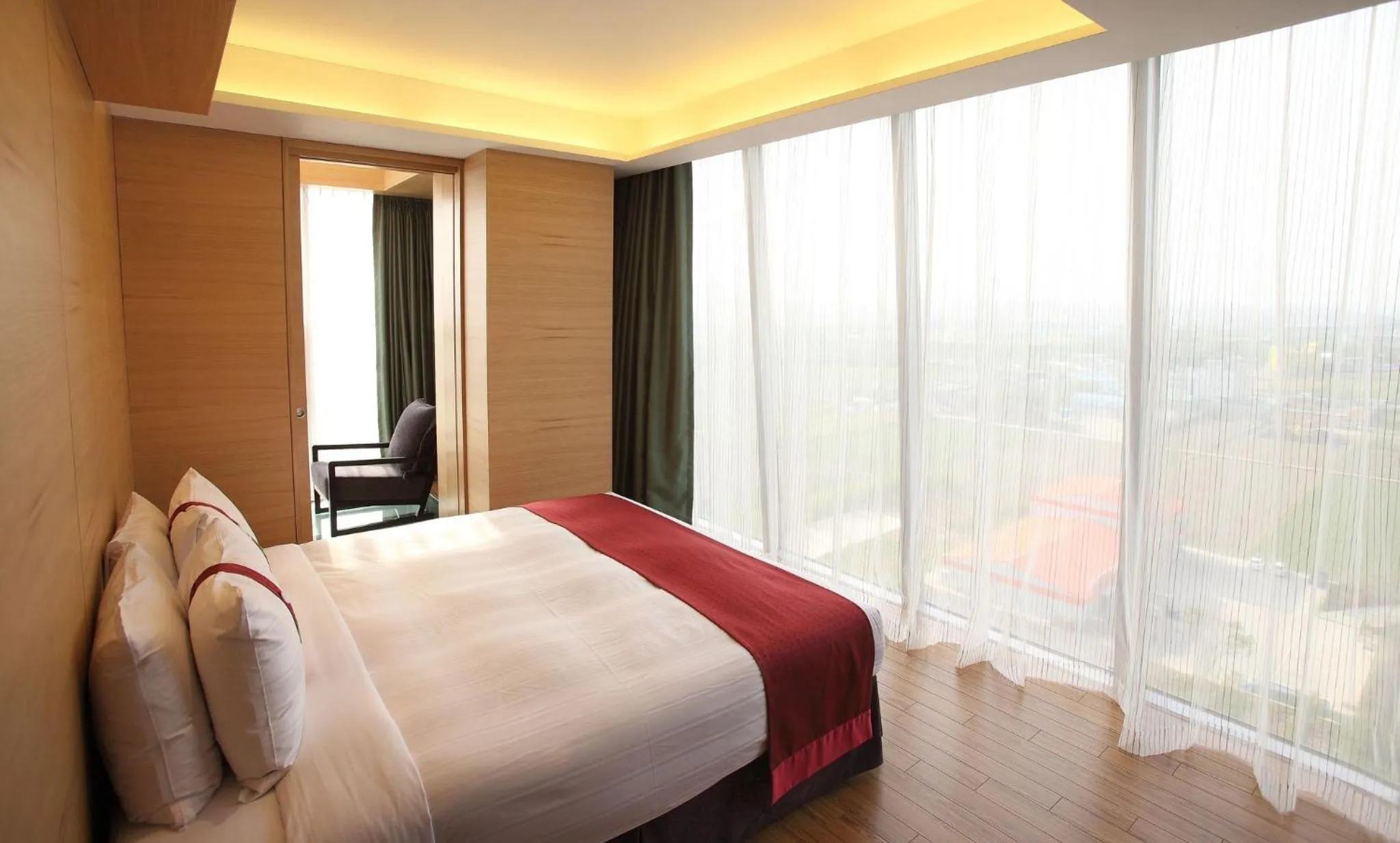 Photo of the whole room, Bed in Holiday Inn Gwangju by IHG