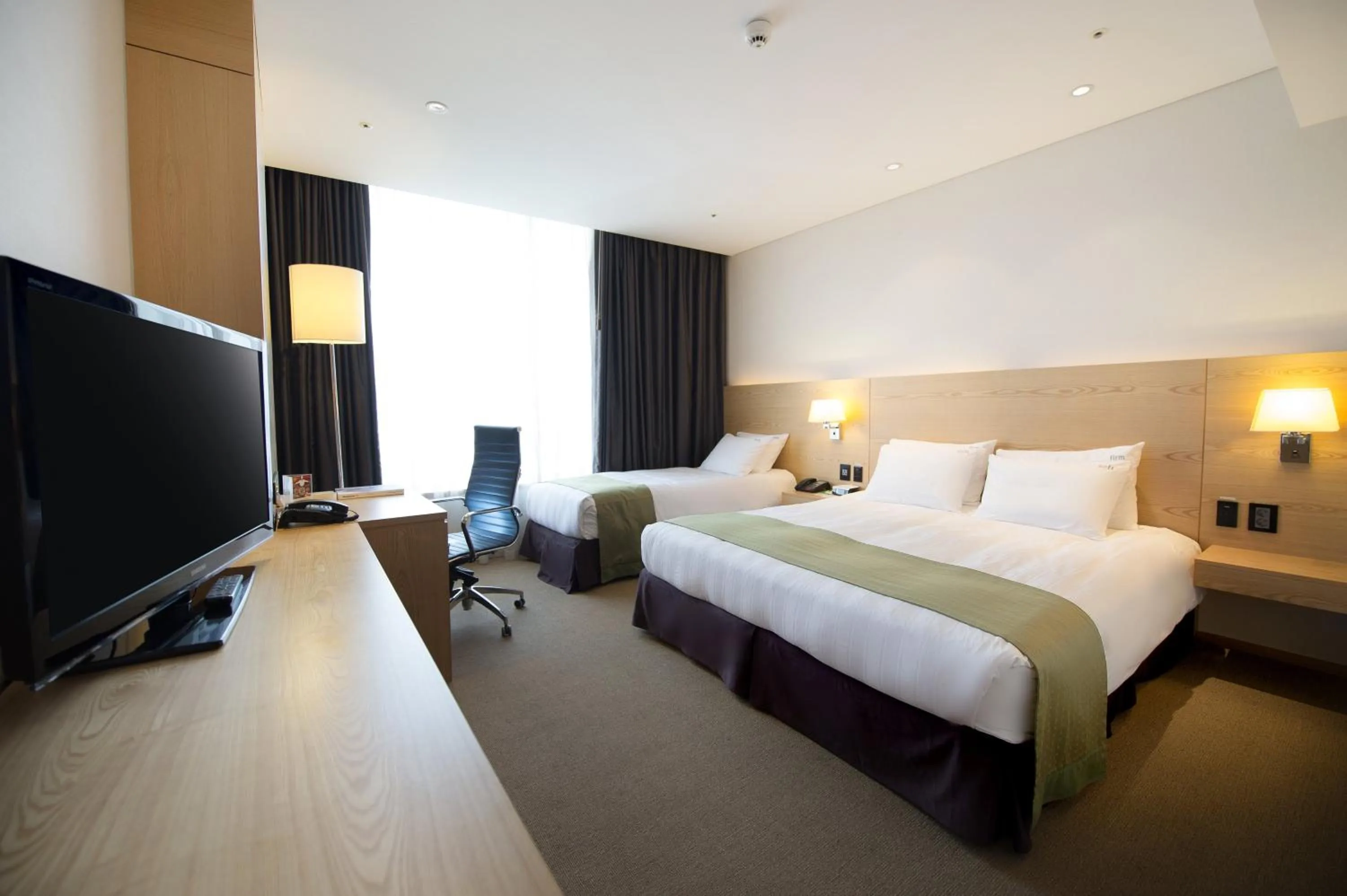 Photo of the whole room, Bed in Holiday Inn Gwangju by IHG