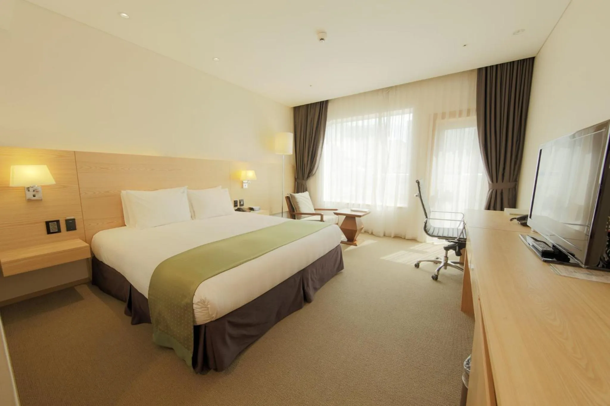 Photo of the whole room, Bed in Holiday Inn Gwangju by IHG