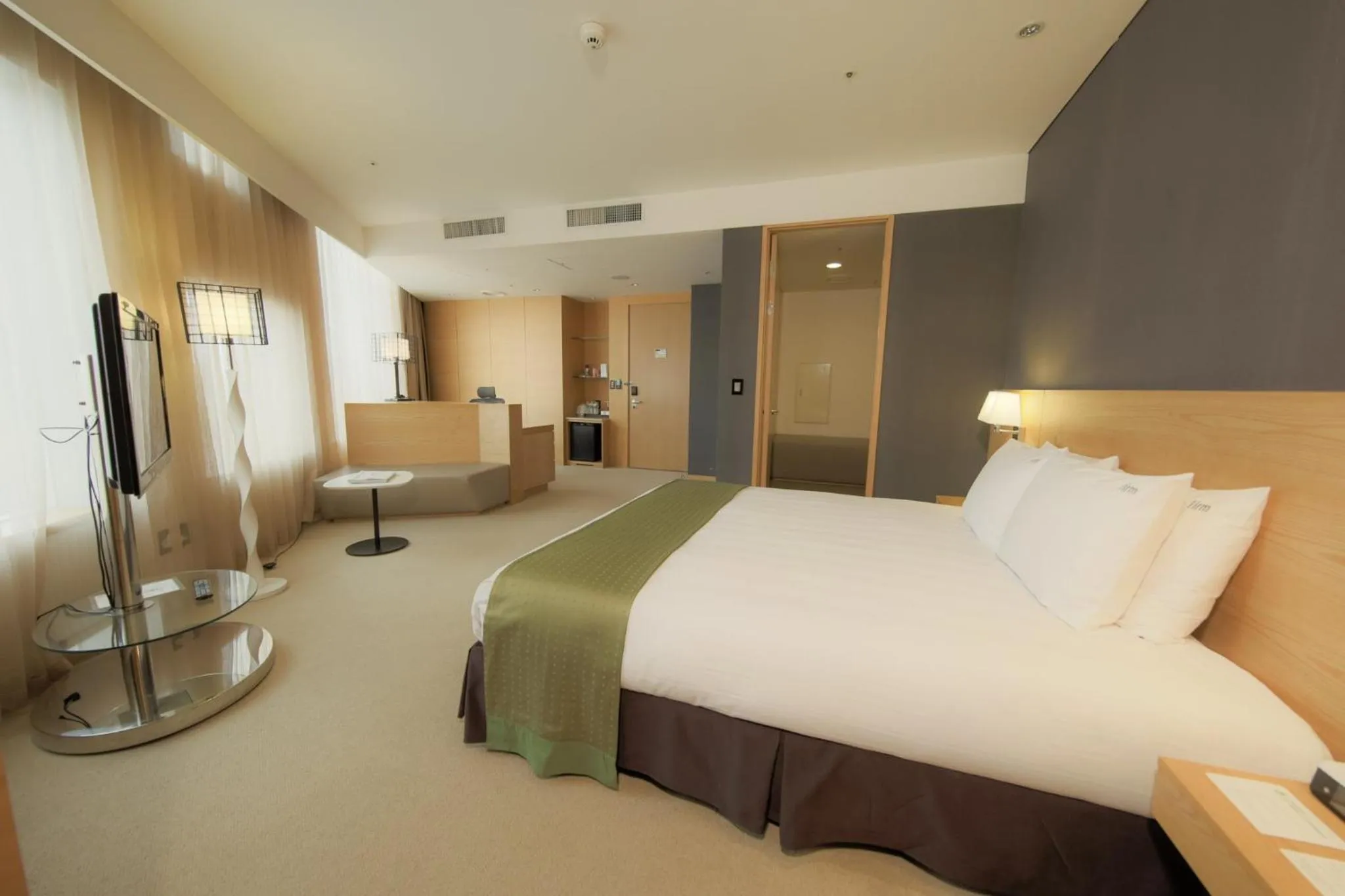 Photo of the whole room, Bed in Holiday Inn Gwangju by IHG