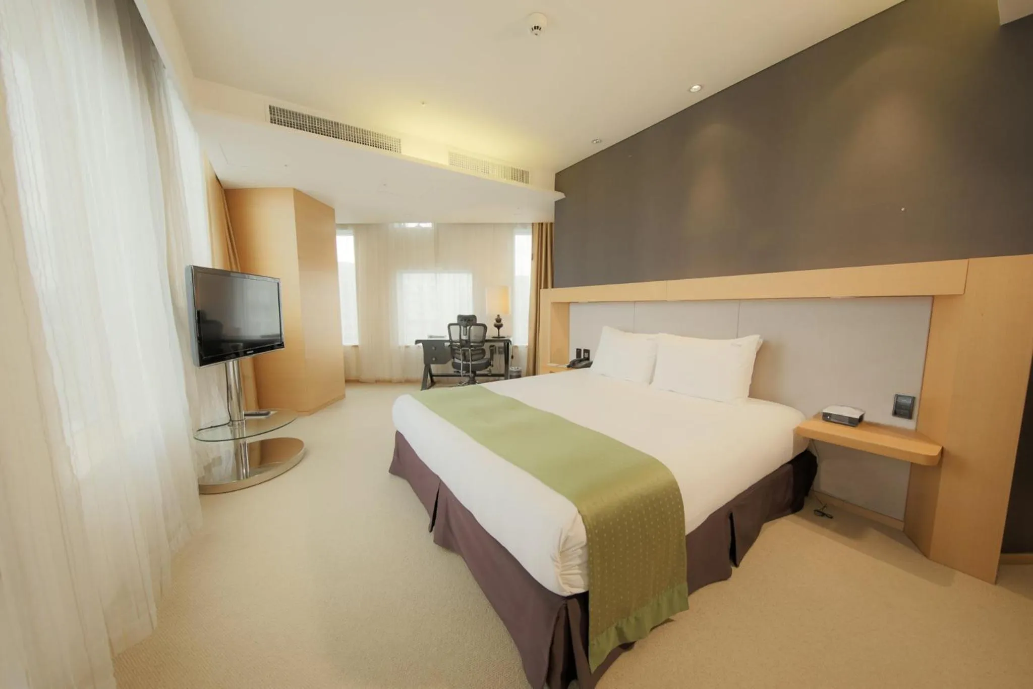 Photo of the whole room, Bed in Holiday Inn Gwangju by IHG