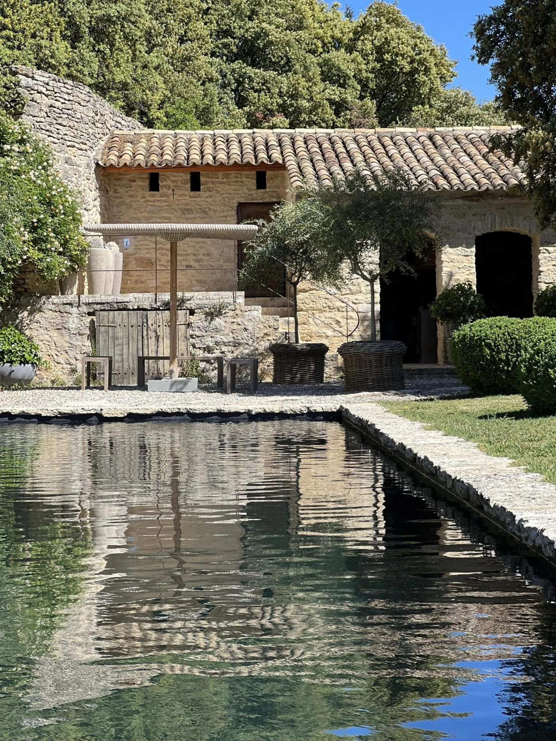 Pool view in Le Mas de Béthel