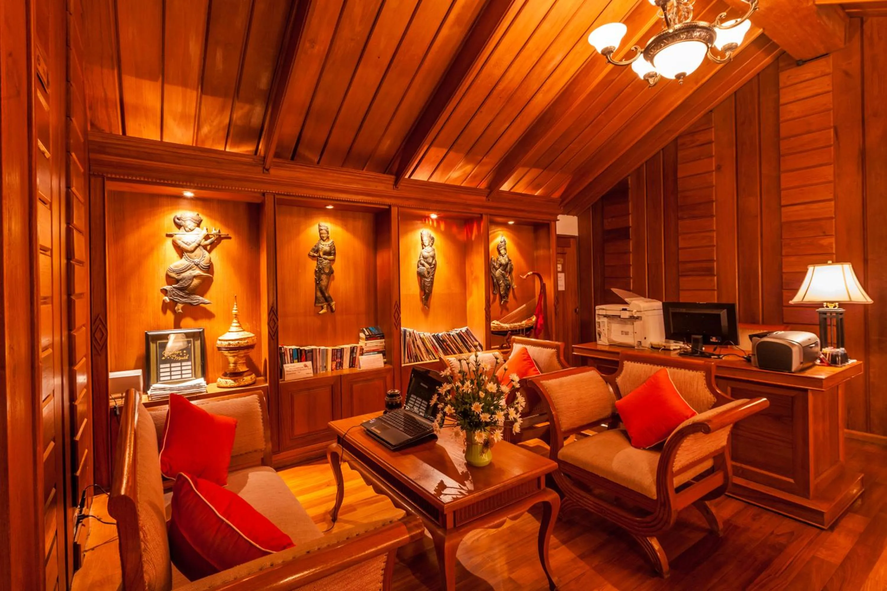 Library in The Hotel by the Red Canal