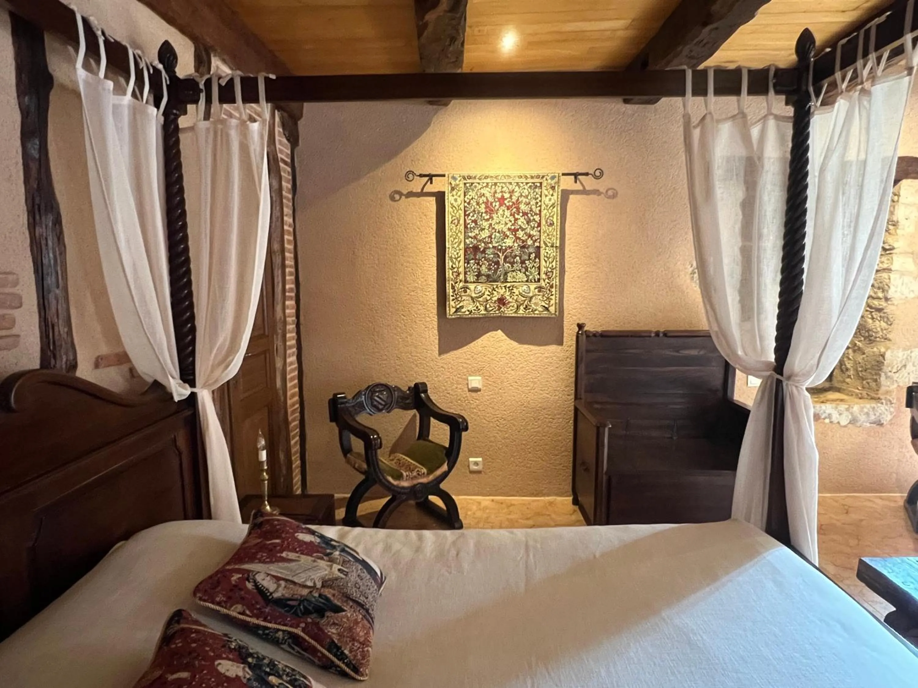 Photo of the whole room, Bed in Le Relais des Chevaliers "La Suite des Seigneurs"