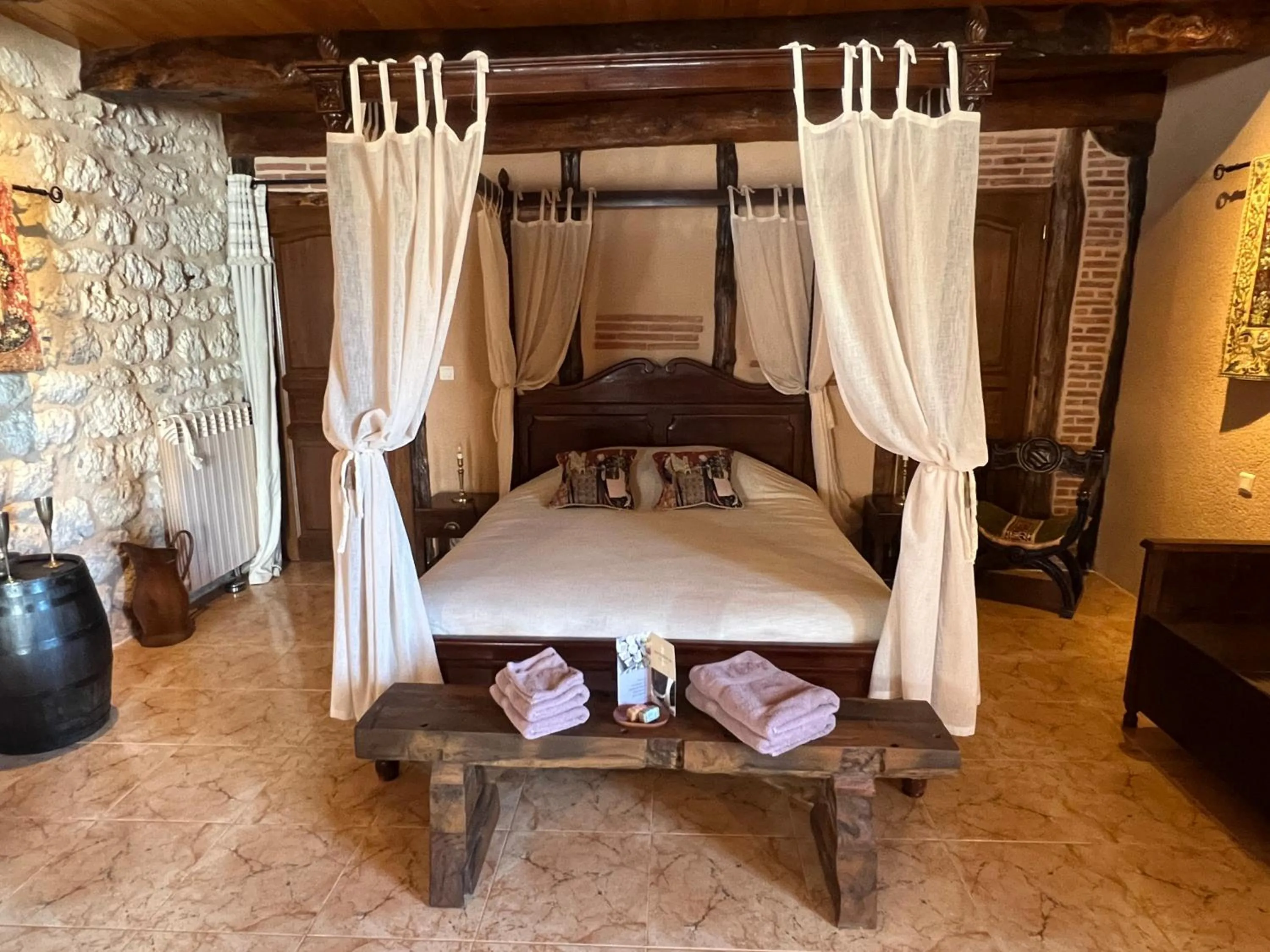 Photo of the whole room, Bed in Le Relais des Chevaliers "La Suite des Seigneurs"