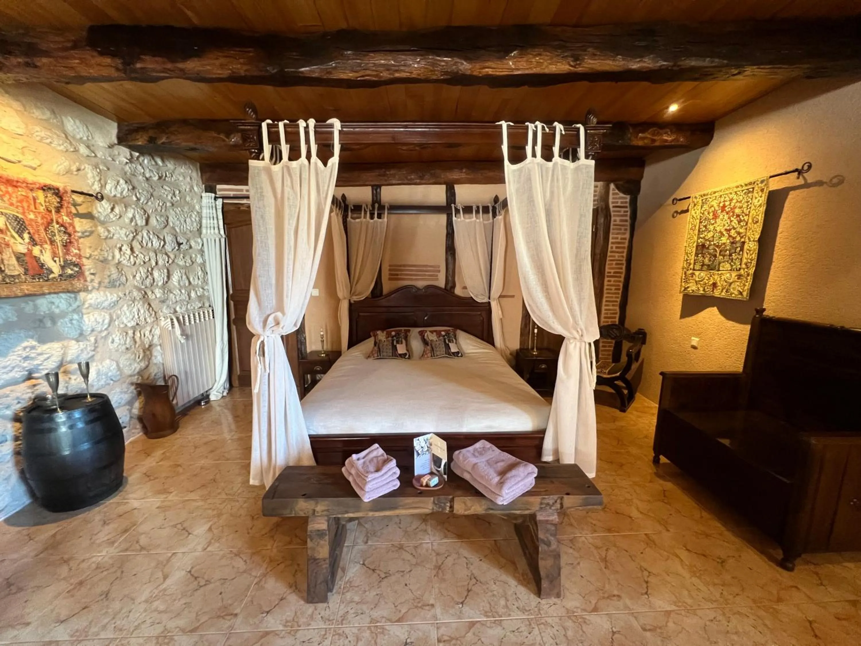 Photo of the whole room, Bed in Le Relais des Chevaliers "La Suite des Seigneurs"