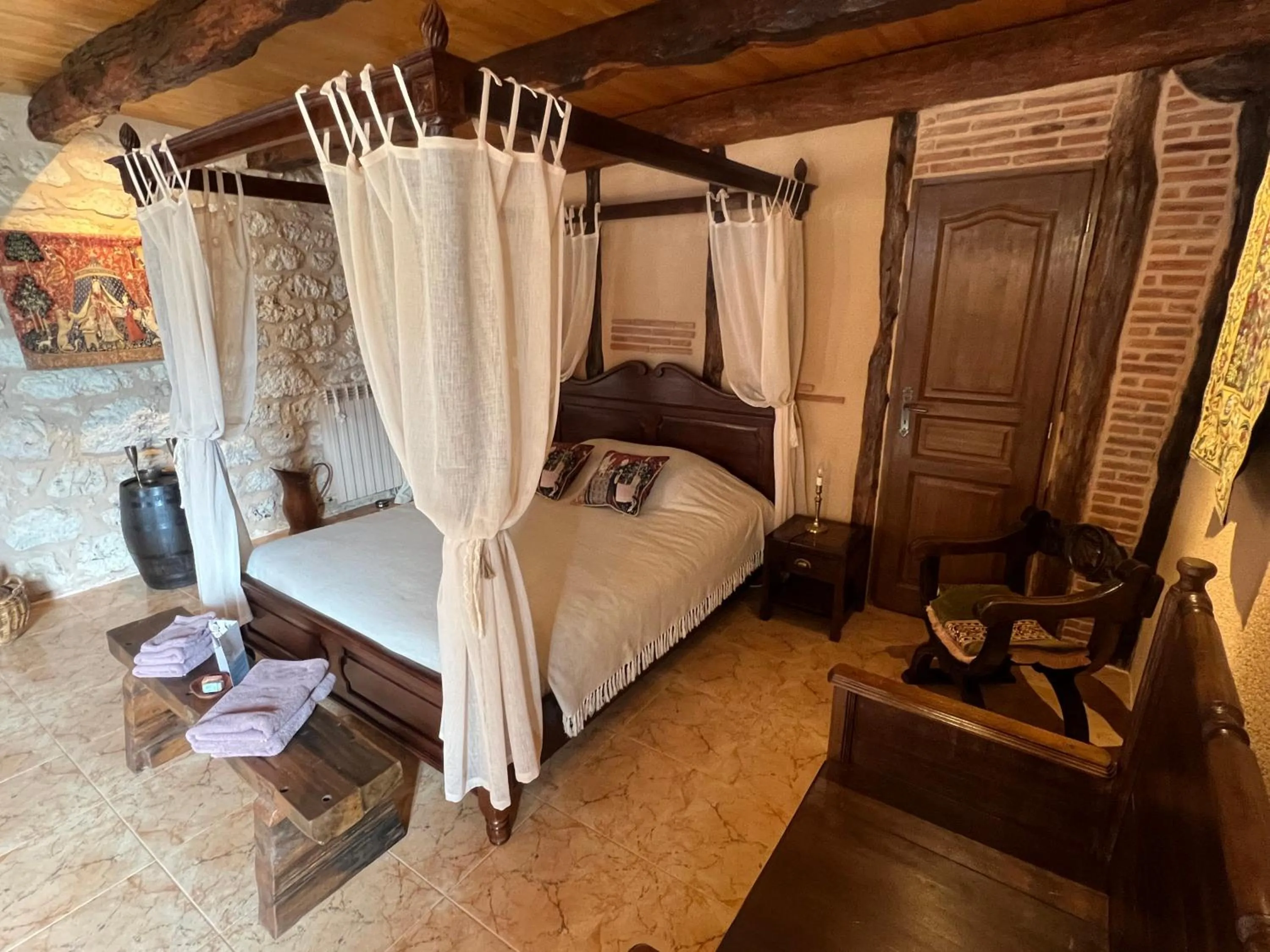 Photo of the whole room, Bed in Le Relais des Chevaliers "La Suite des Seigneurs"