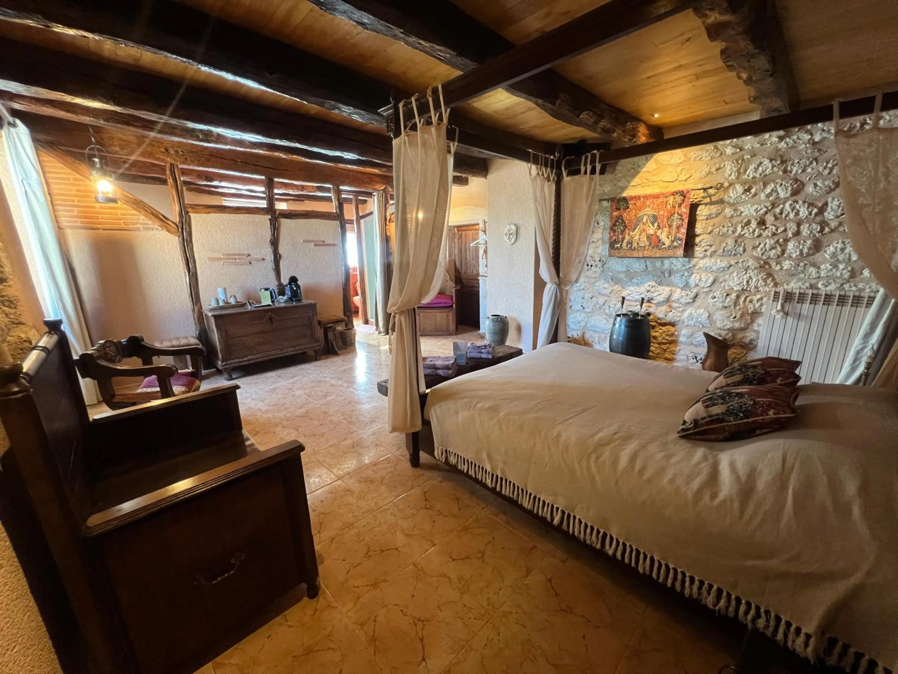 Photo of the whole room, Bed in Le Relais des Chevaliers "La Suite des Seigneurs"