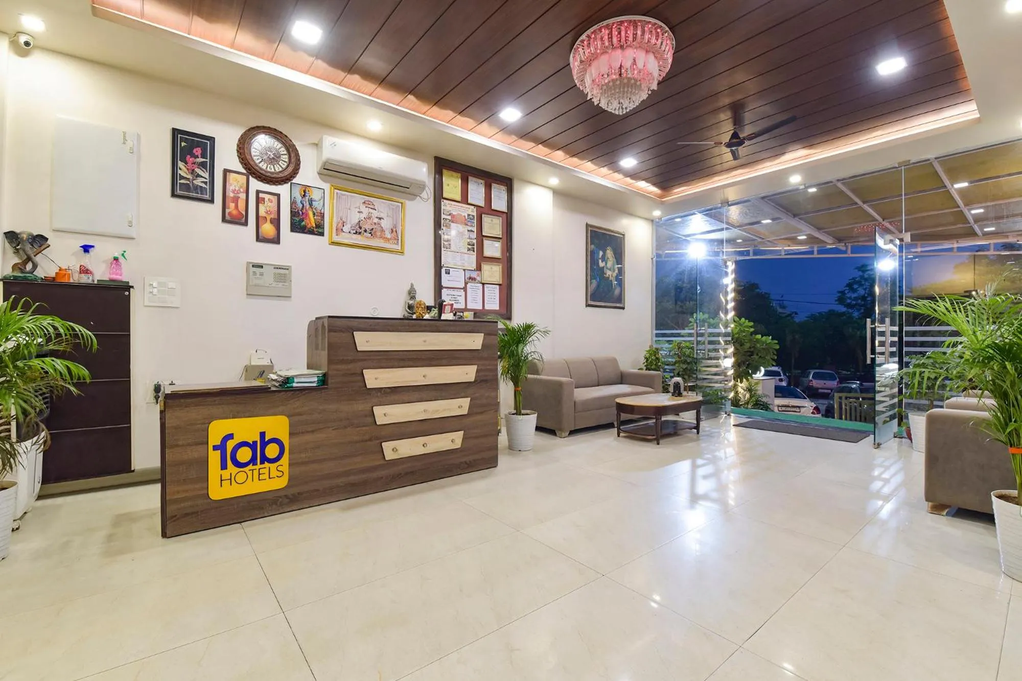Lobby or reception in FabHotel Shiv Palace