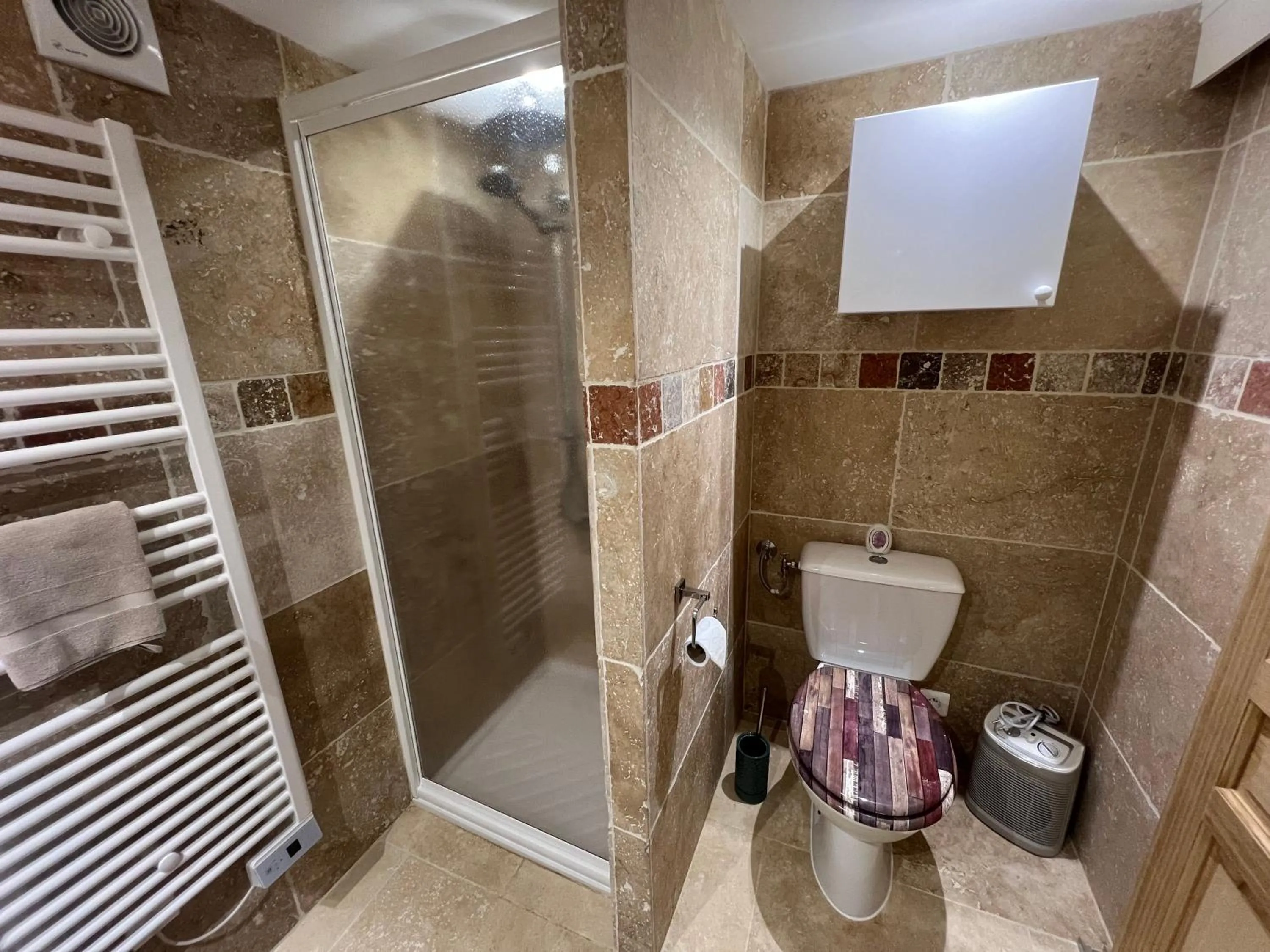 Bathroom in Le Relais des Chevaliers " Le Four à Pains "