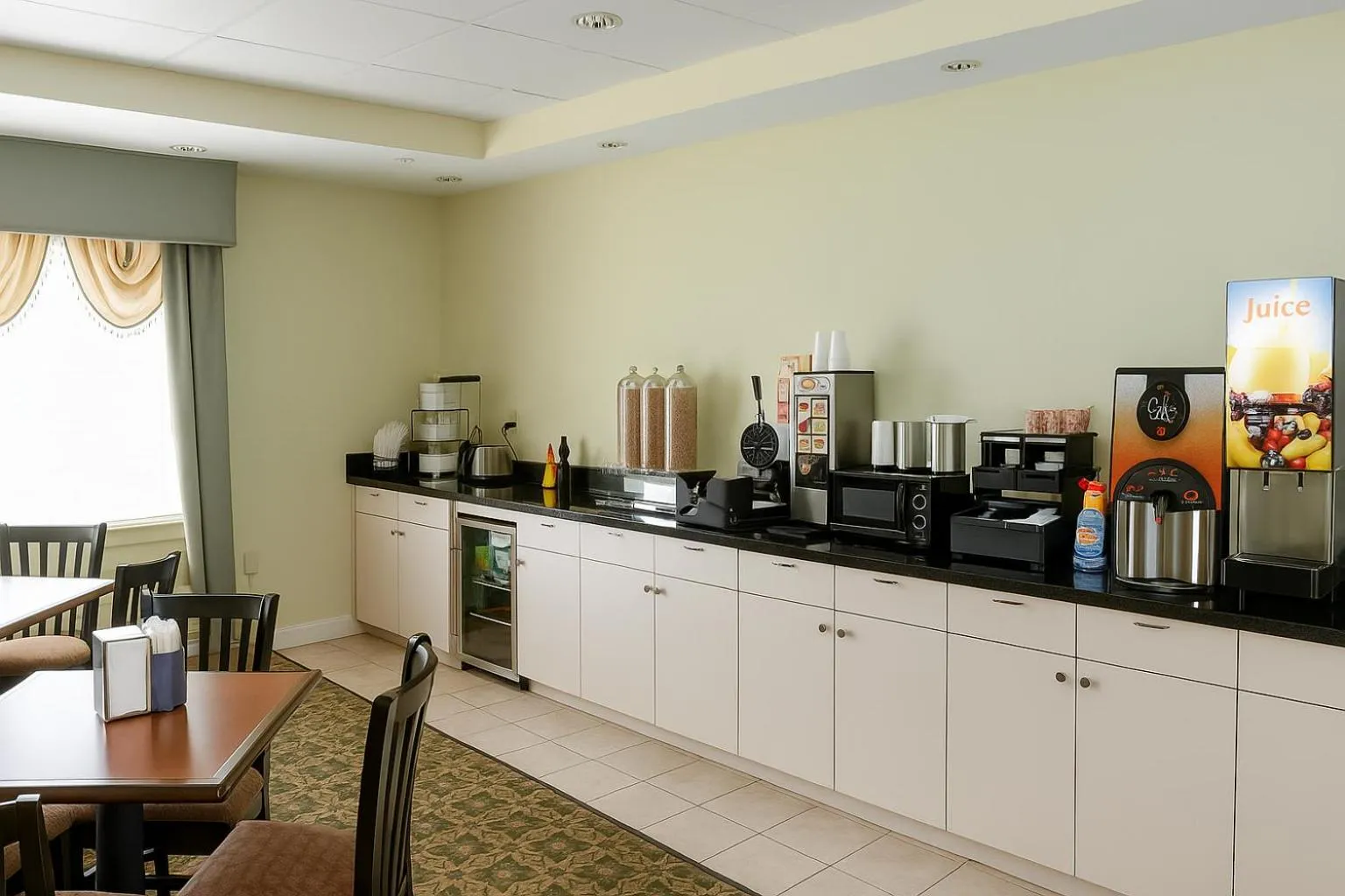 Breakfast in Ambassador Inn & Suites Tuscaloosa University I-20