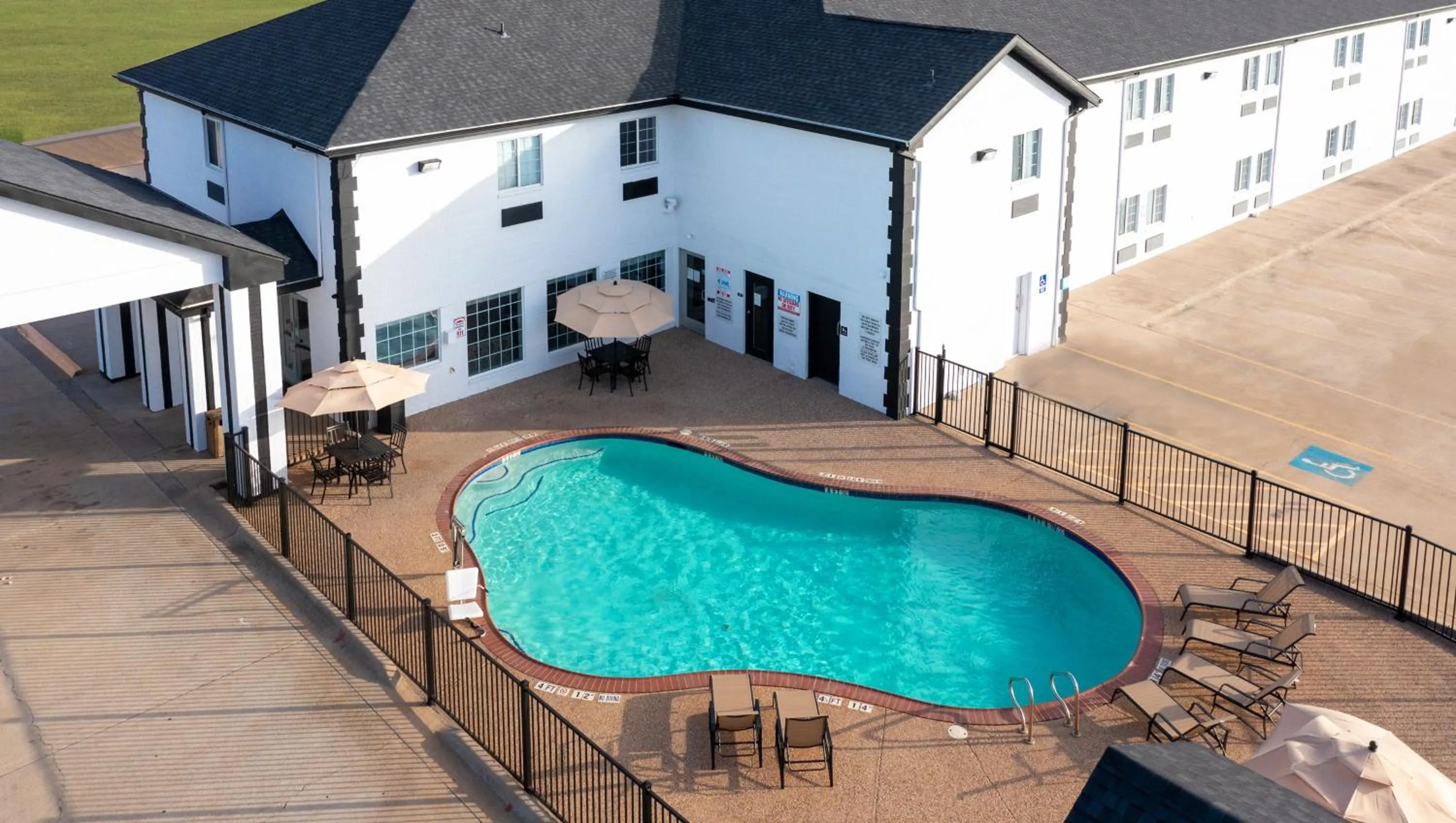 Swimming pool in Atria Hotel and RV McGregor