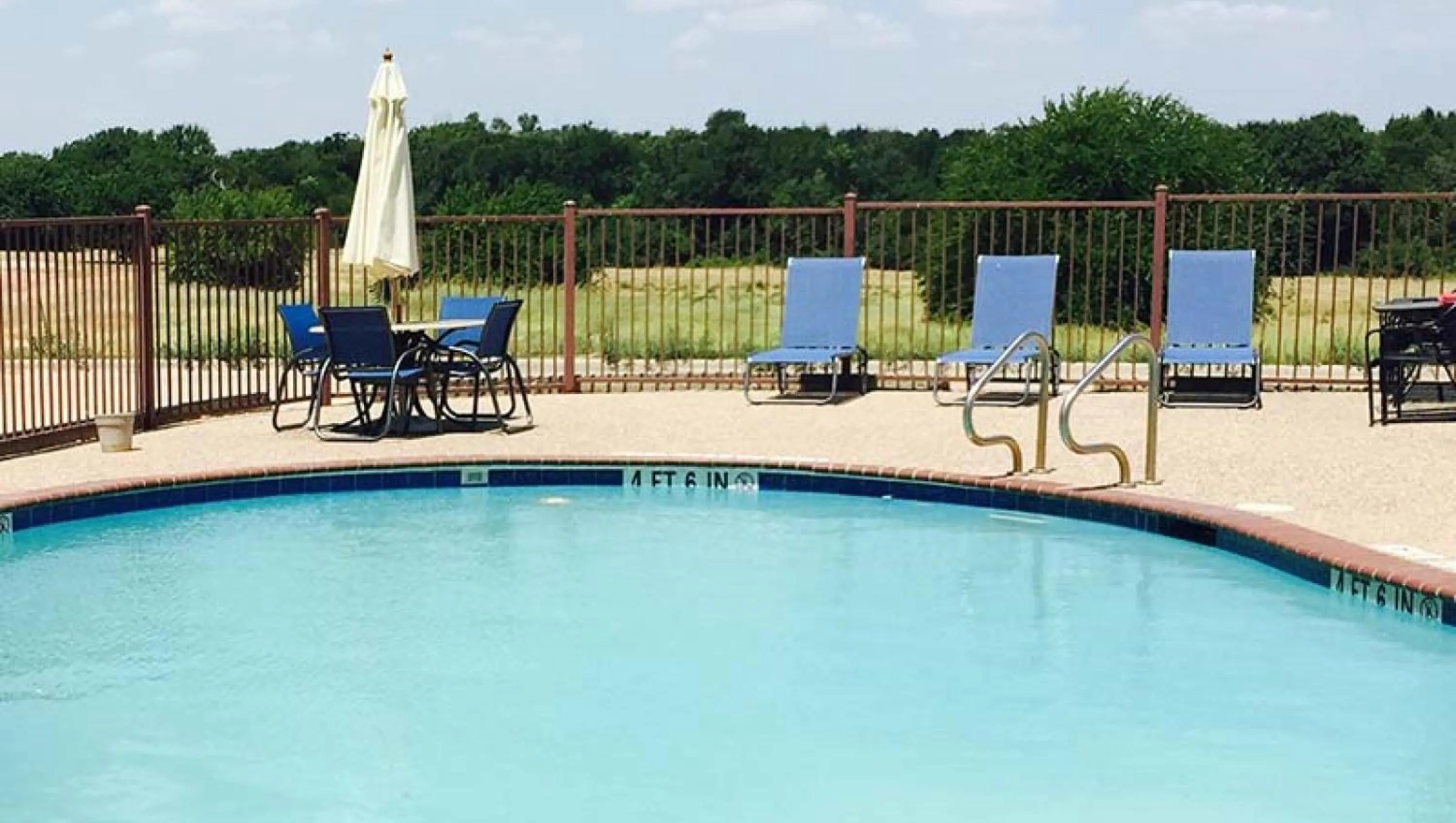 Swimming pool in Atria Hotel and RV McGregor