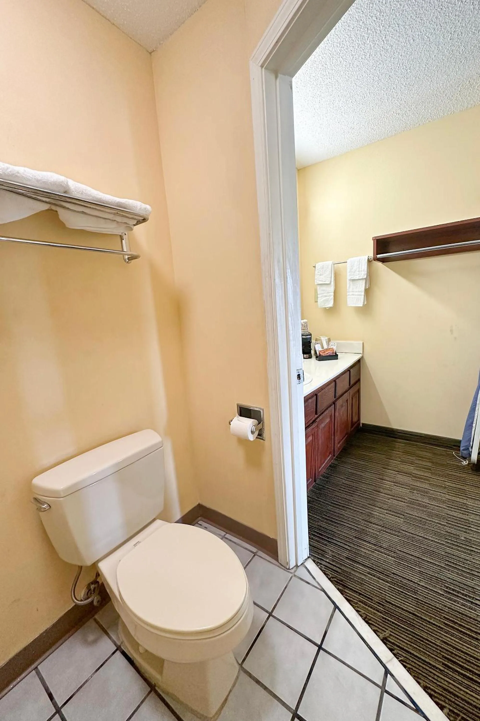 Bathroom in Bonita Lakes Inn by Capital O Meridian I20