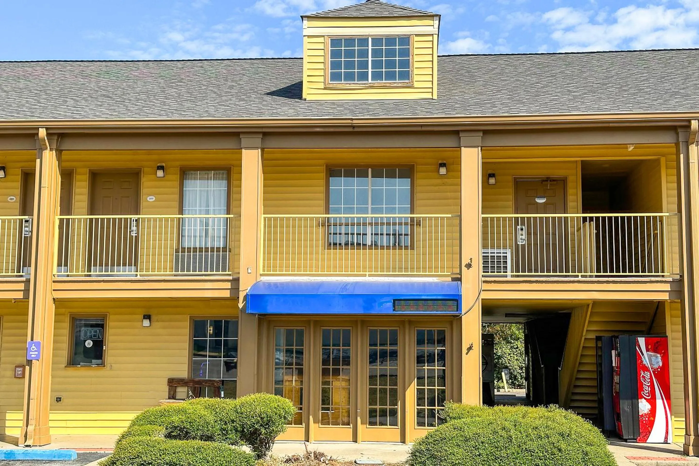Facade/entrance in Bonita Lakes Inn by Capital O Meridian I20