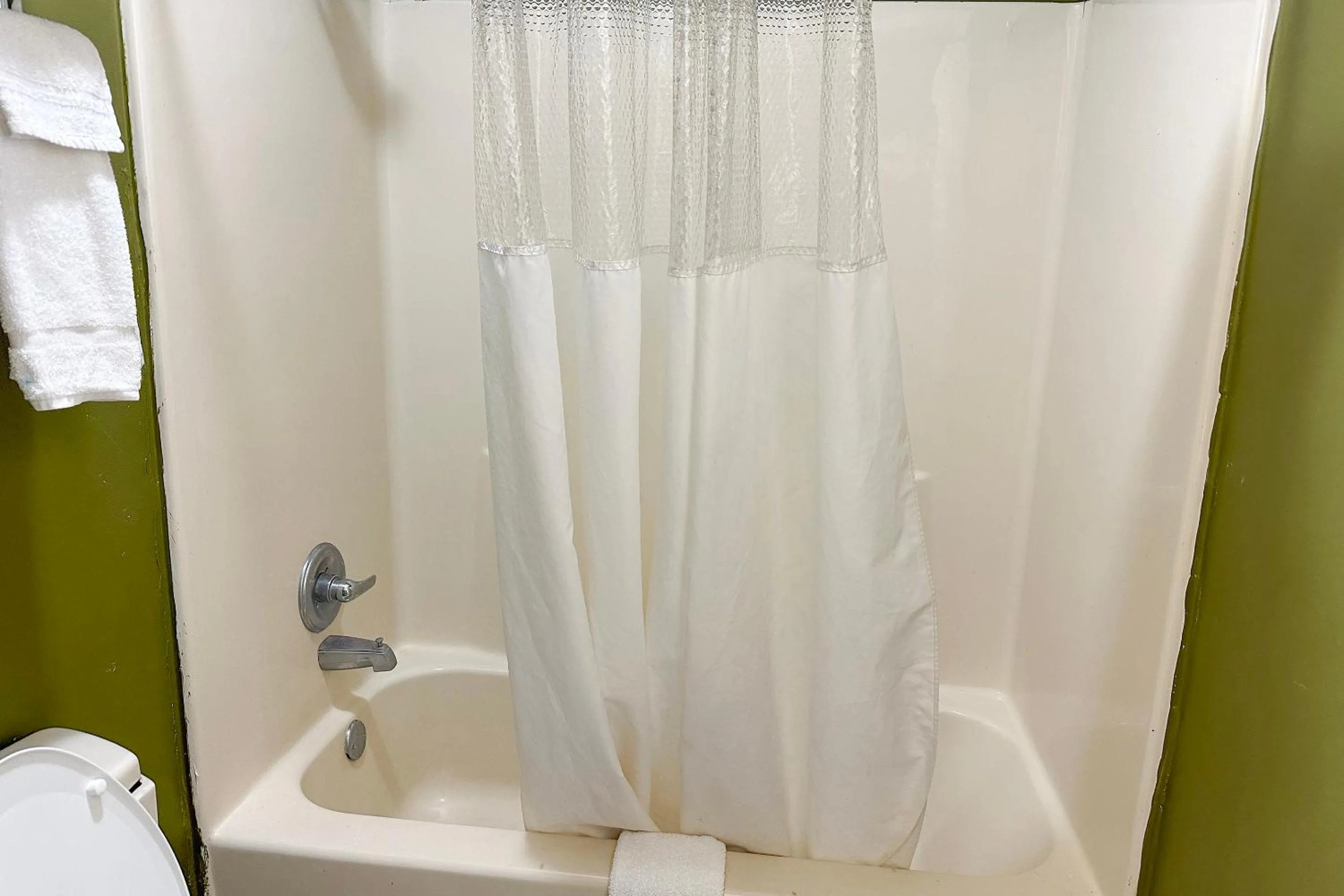 Bathroom in Bonita Lakes Inn by Capital O Meridian I20