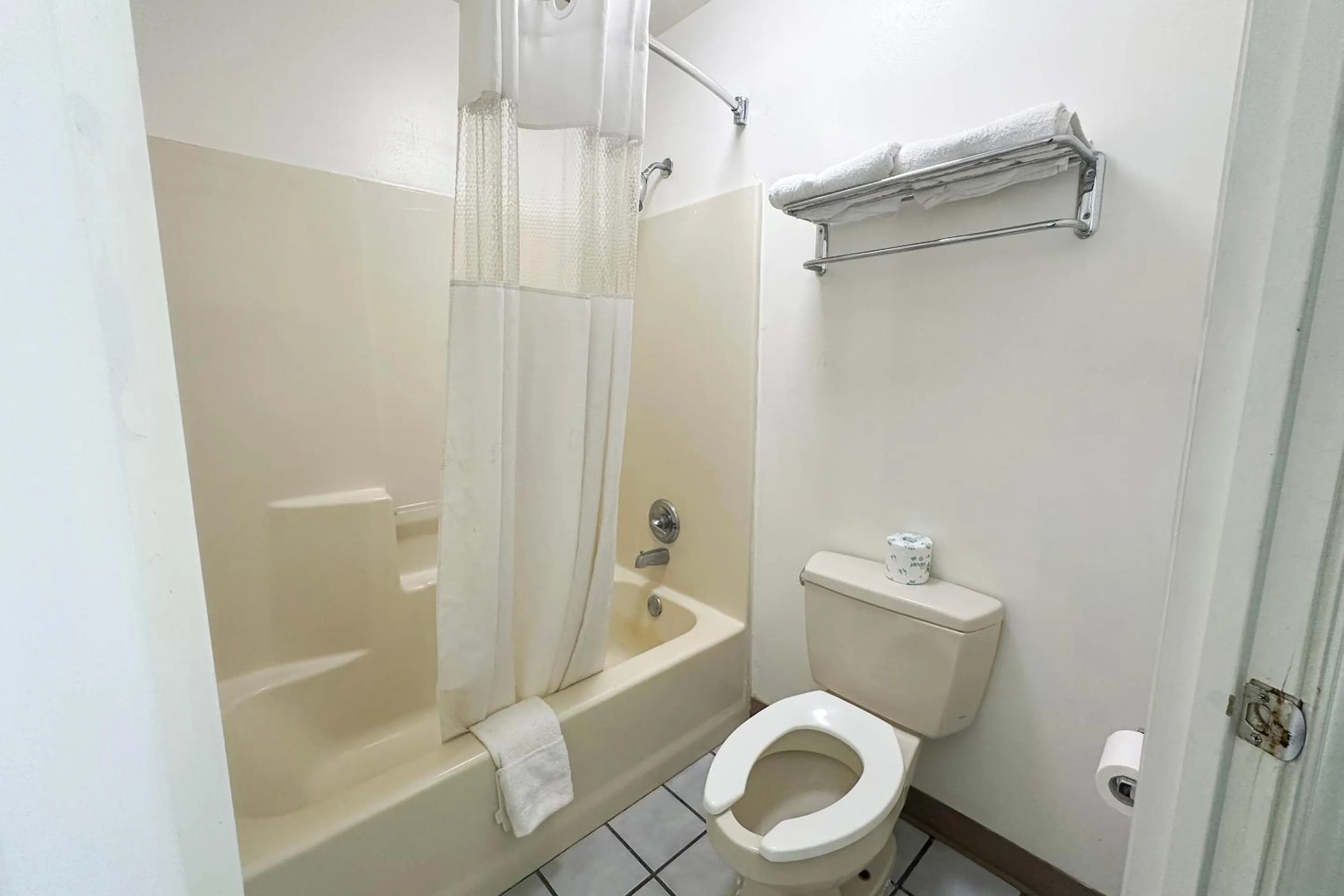 Bathroom in Bonita Lakes Inn by Capital O Meridian I20
