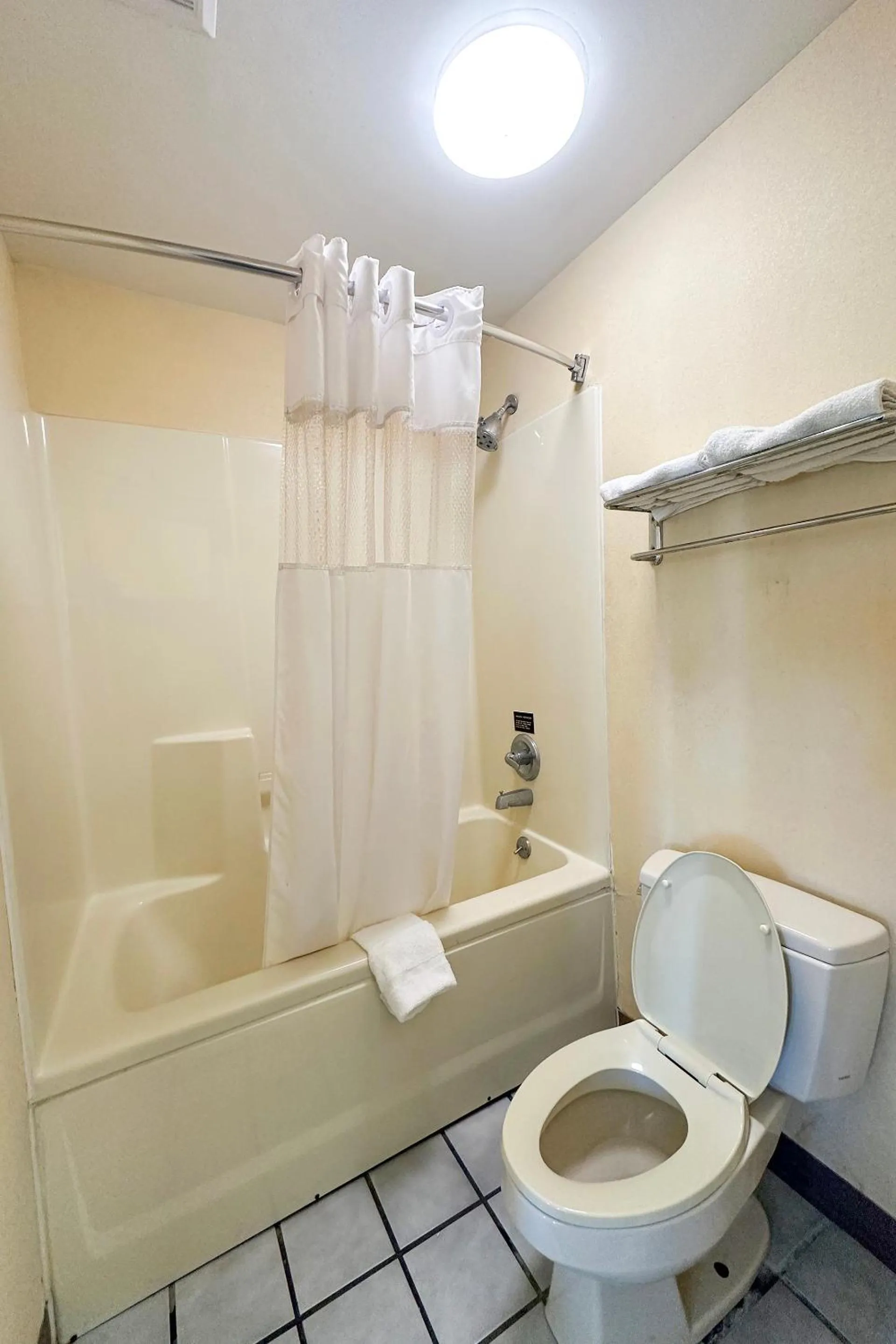 Bathroom in Bonita Lakes Inn by Capital O Meridian I20