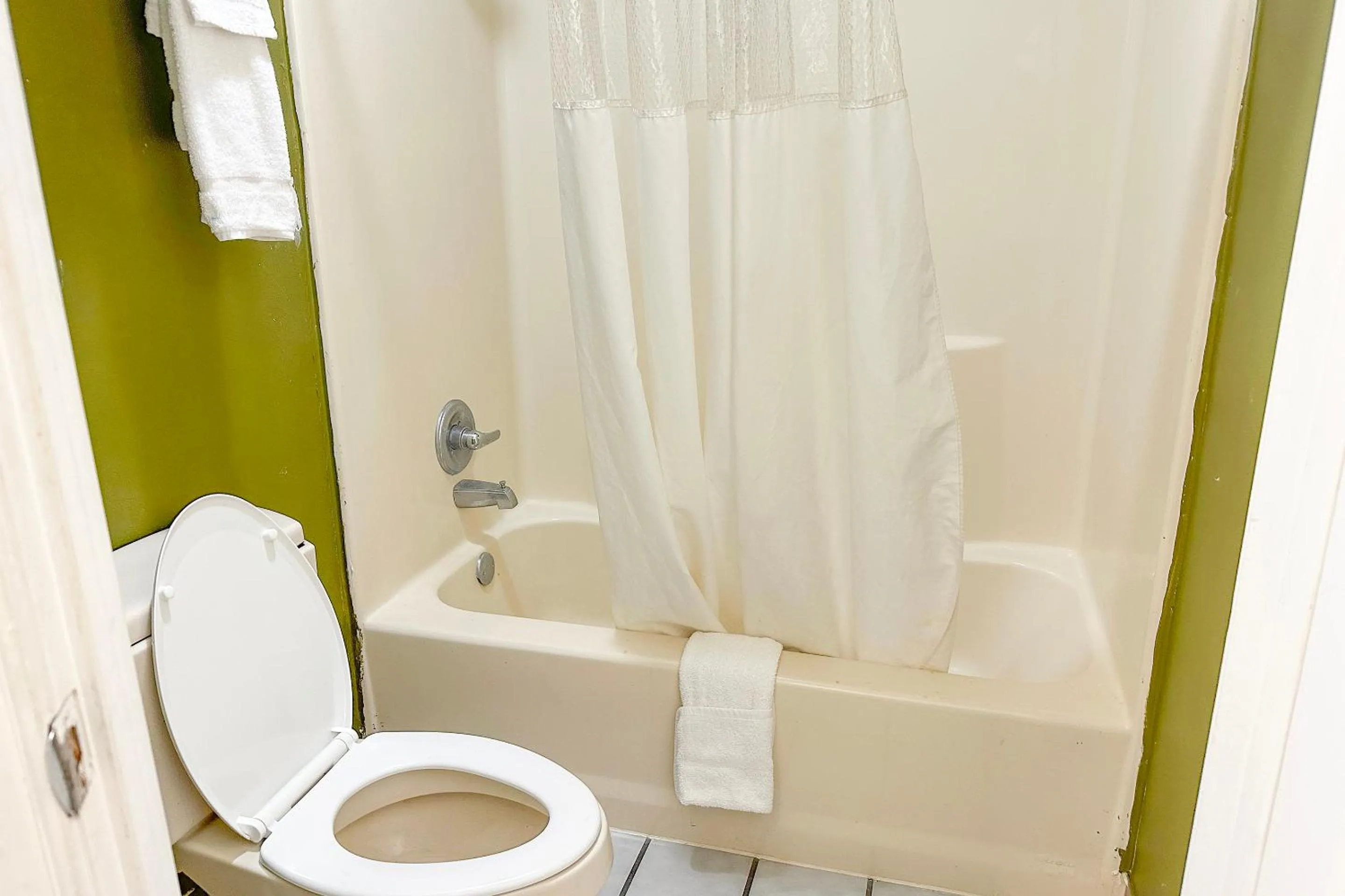 Bathroom in Bonita Lakes Inn by Capital O Meridian I20