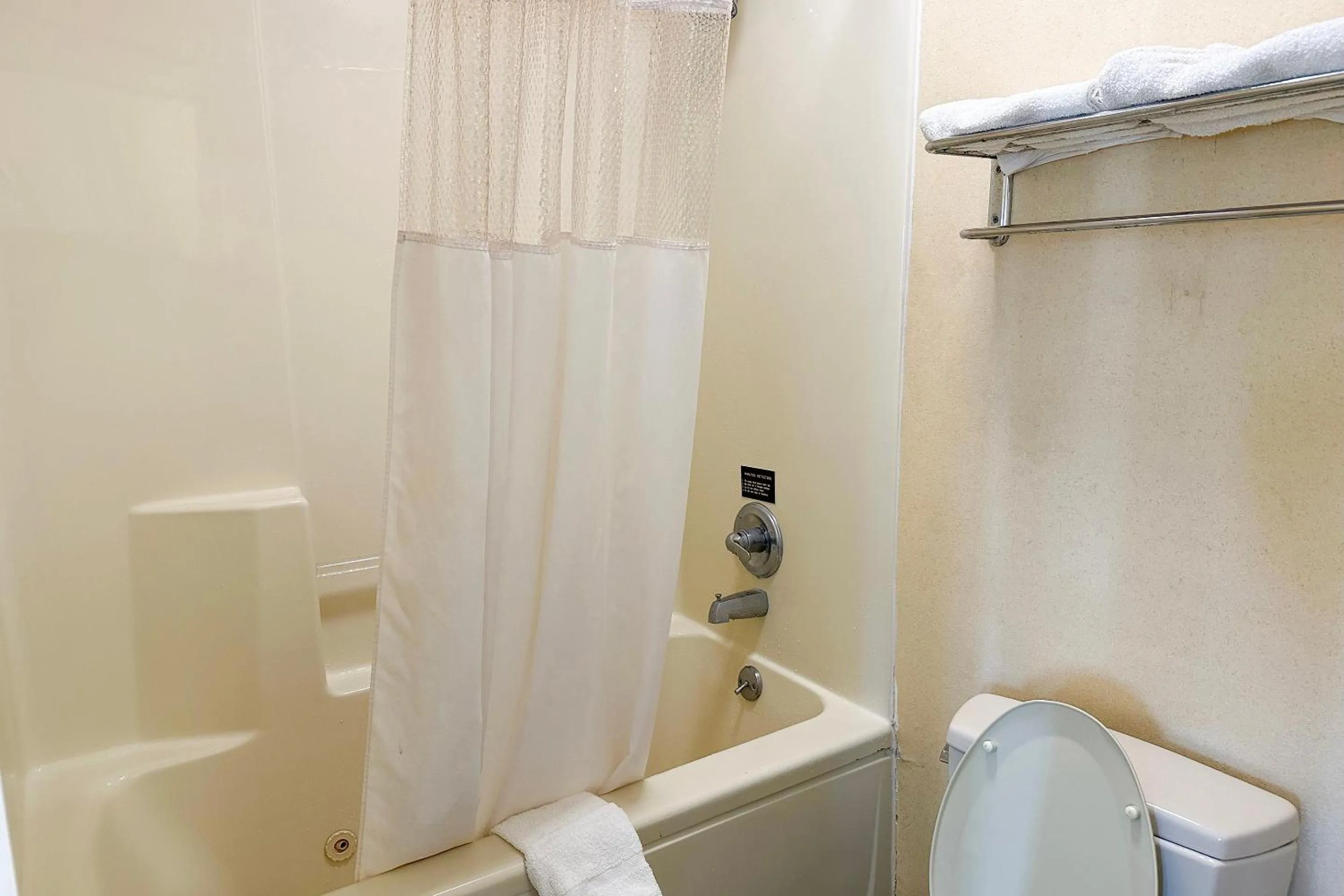 Bathroom in Bonita Lakes Inn by Capital O Meridian I20