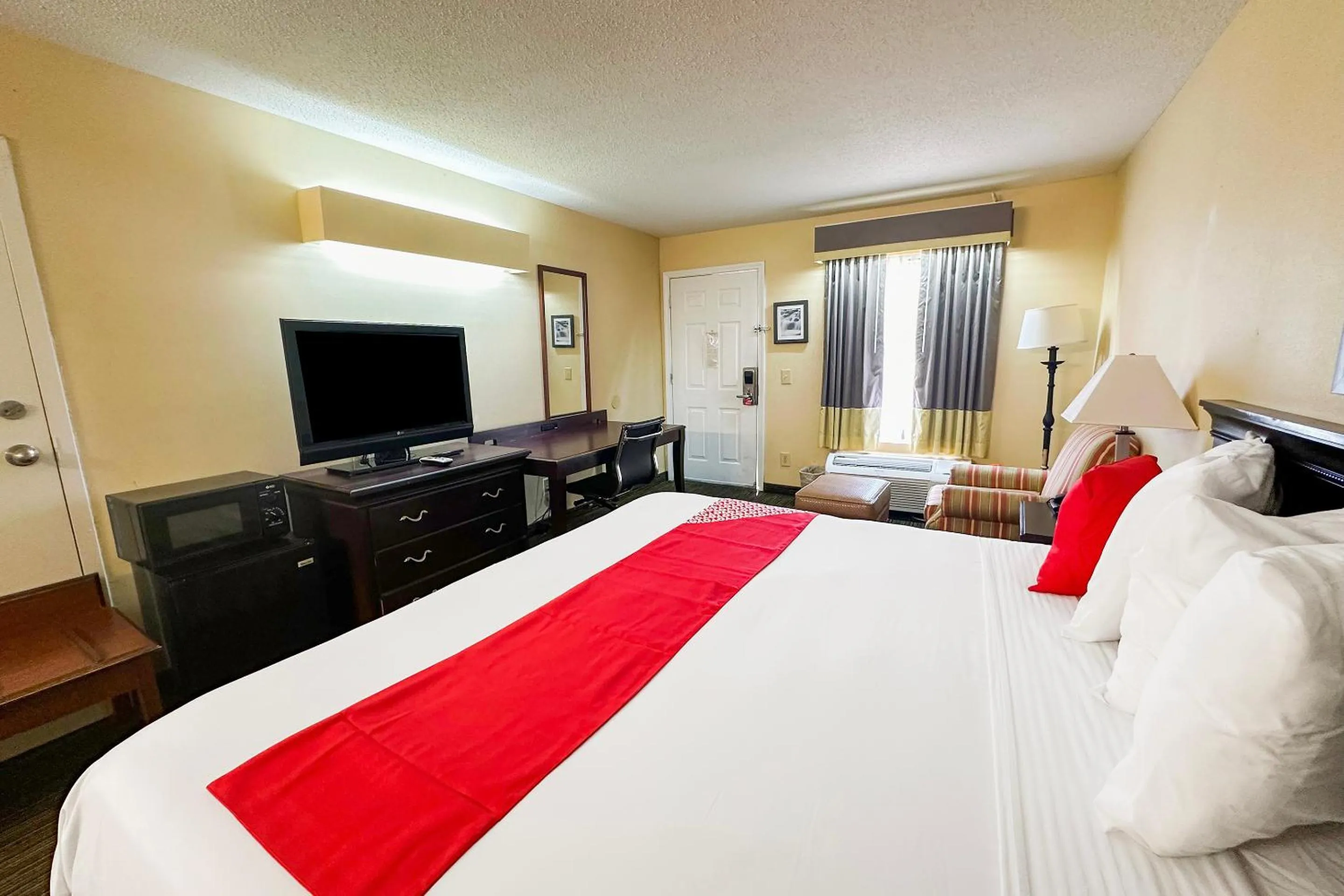 Bedroom, Bed in Bonita Lakes Inn by Capital O Meridian I20