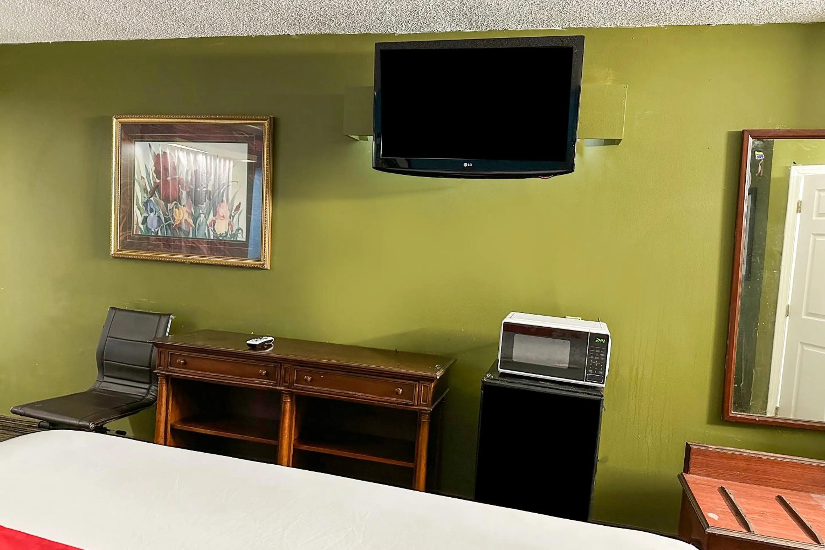 TV and multimedia, Bed in Bonita Lakes Inn by Capital O Meridian I20