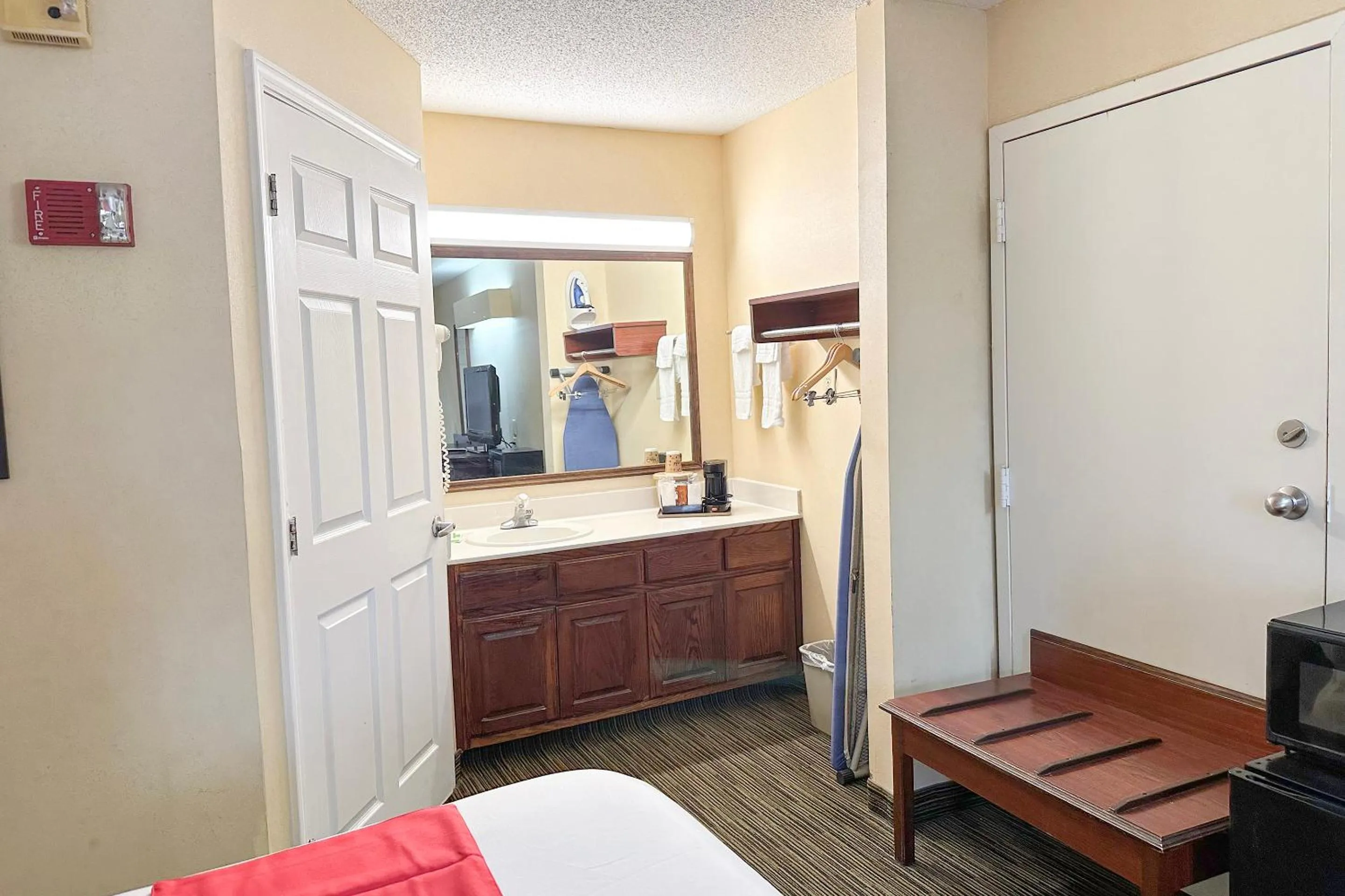 Bathroom, Bed in Bonita Lakes Inn by Capital O Meridian I20