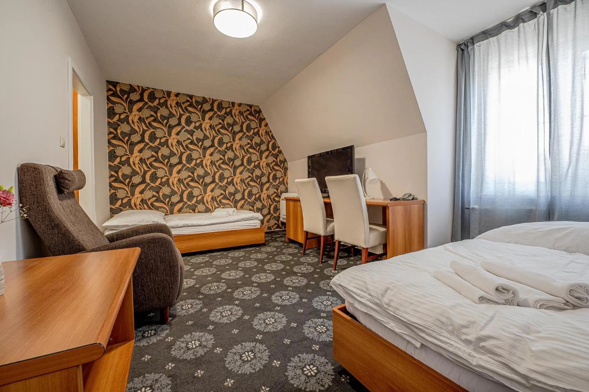 Living room, Bed in City Hotel