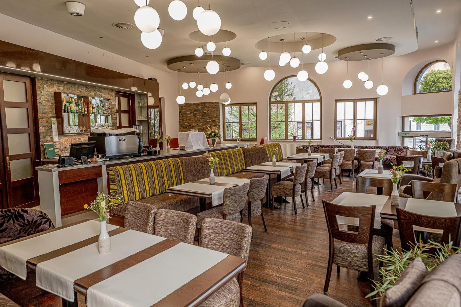 Restaurant/places to eat in City Hotel