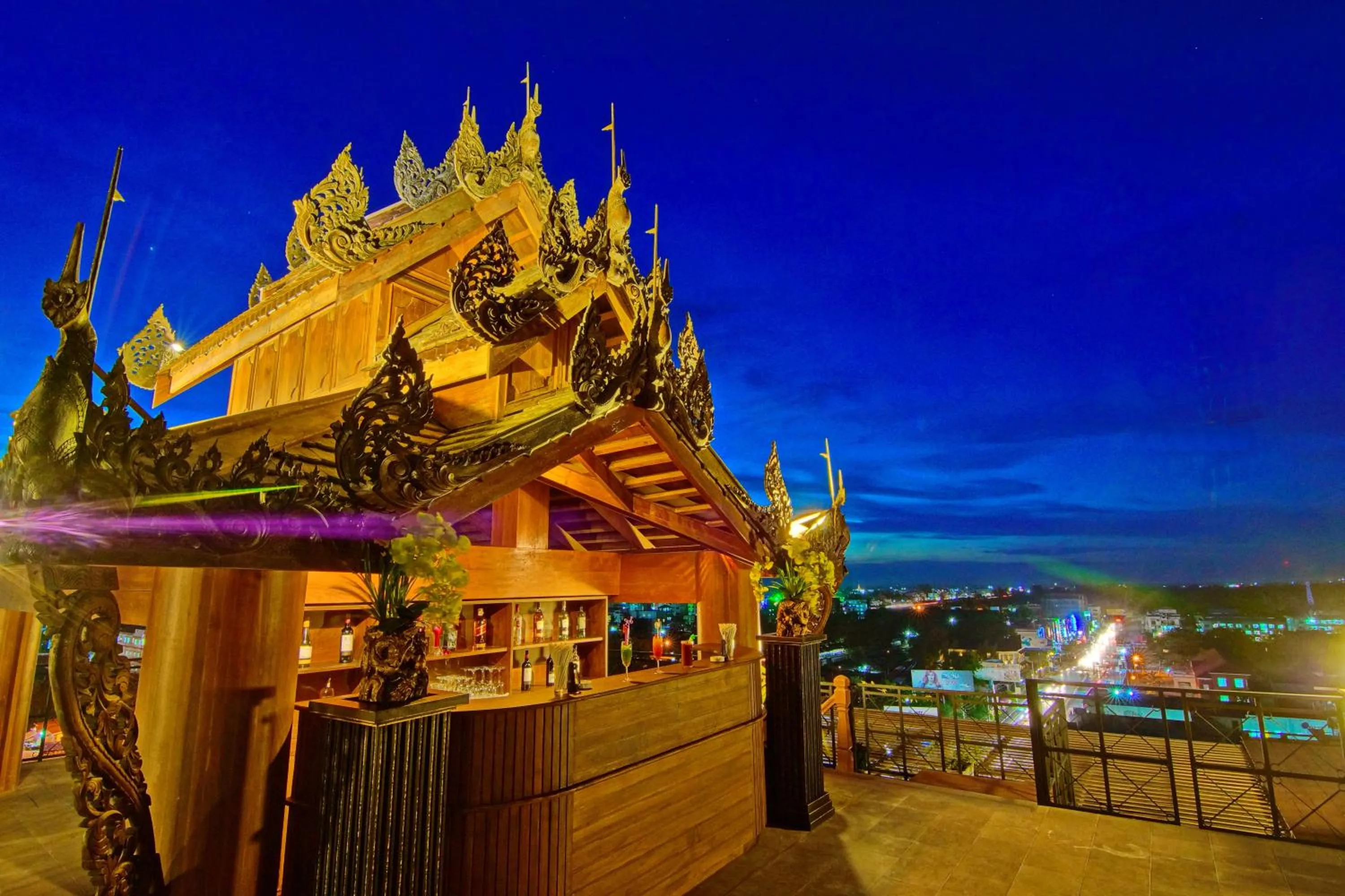 Lounge or bar in Shwe Ingyinn Hotel Mandalay