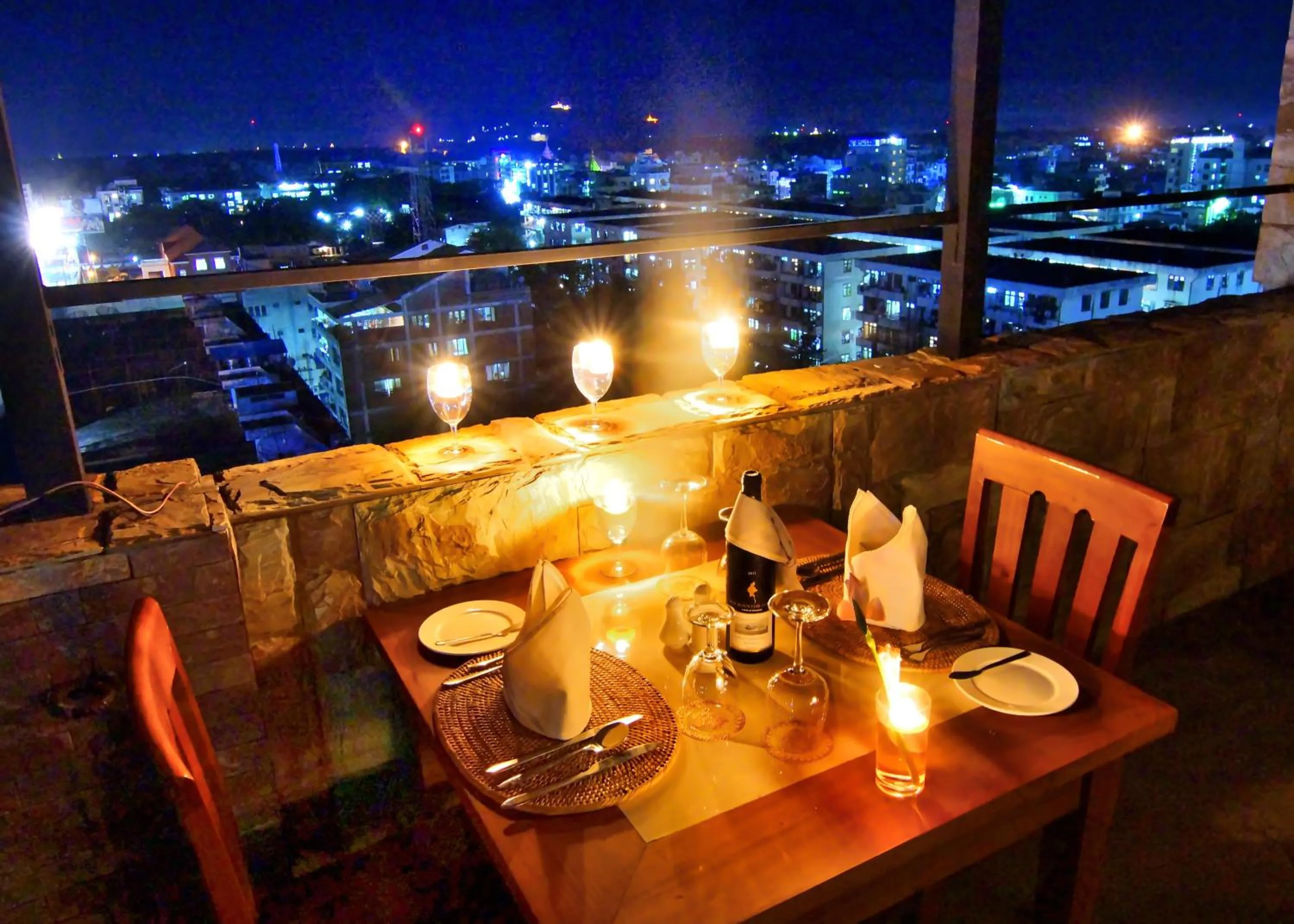 Restaurant/places to eat in Shwe Ingyinn Hotel Mandalay